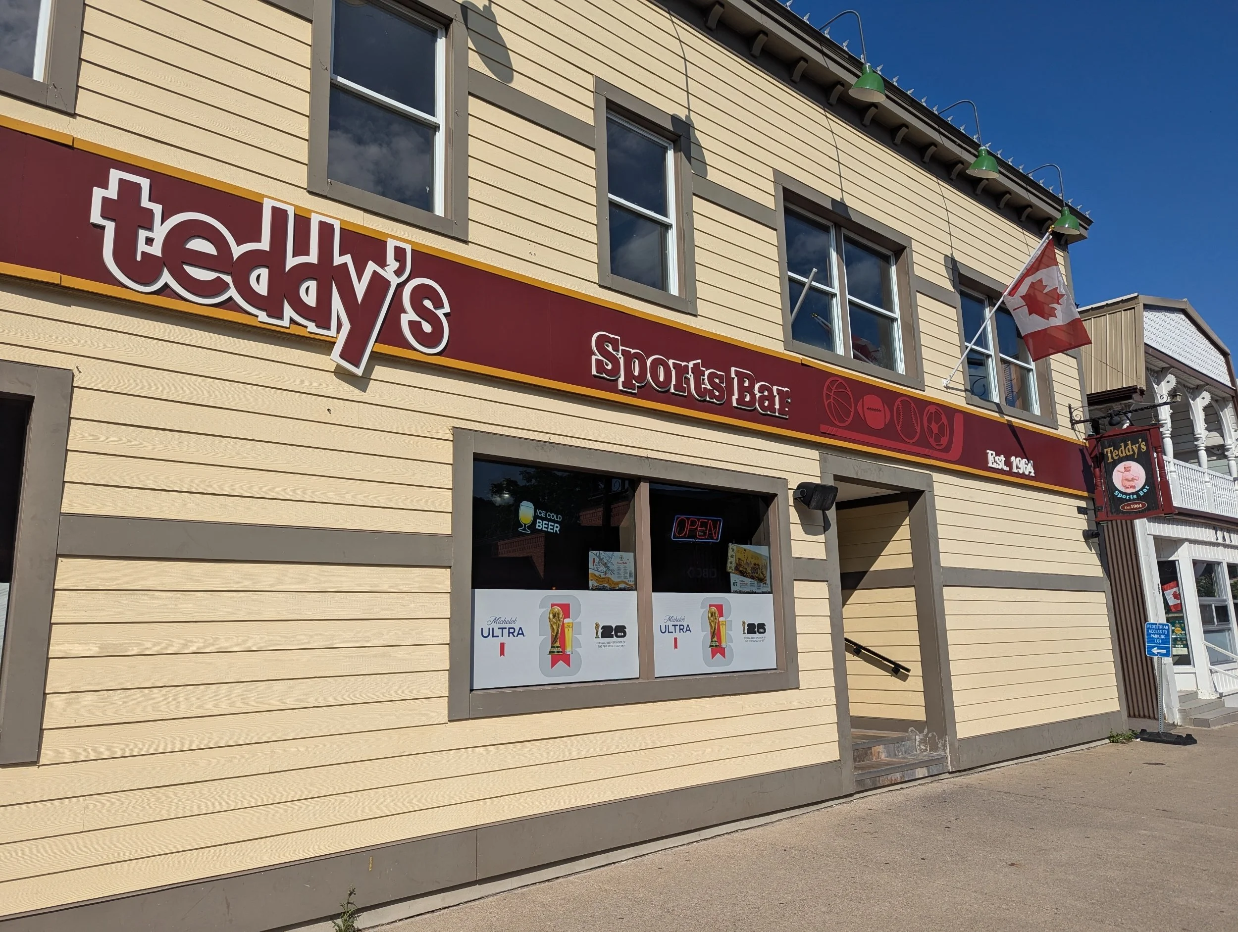 teddys-sports-bar-summer-grimsby-ontario.jpg