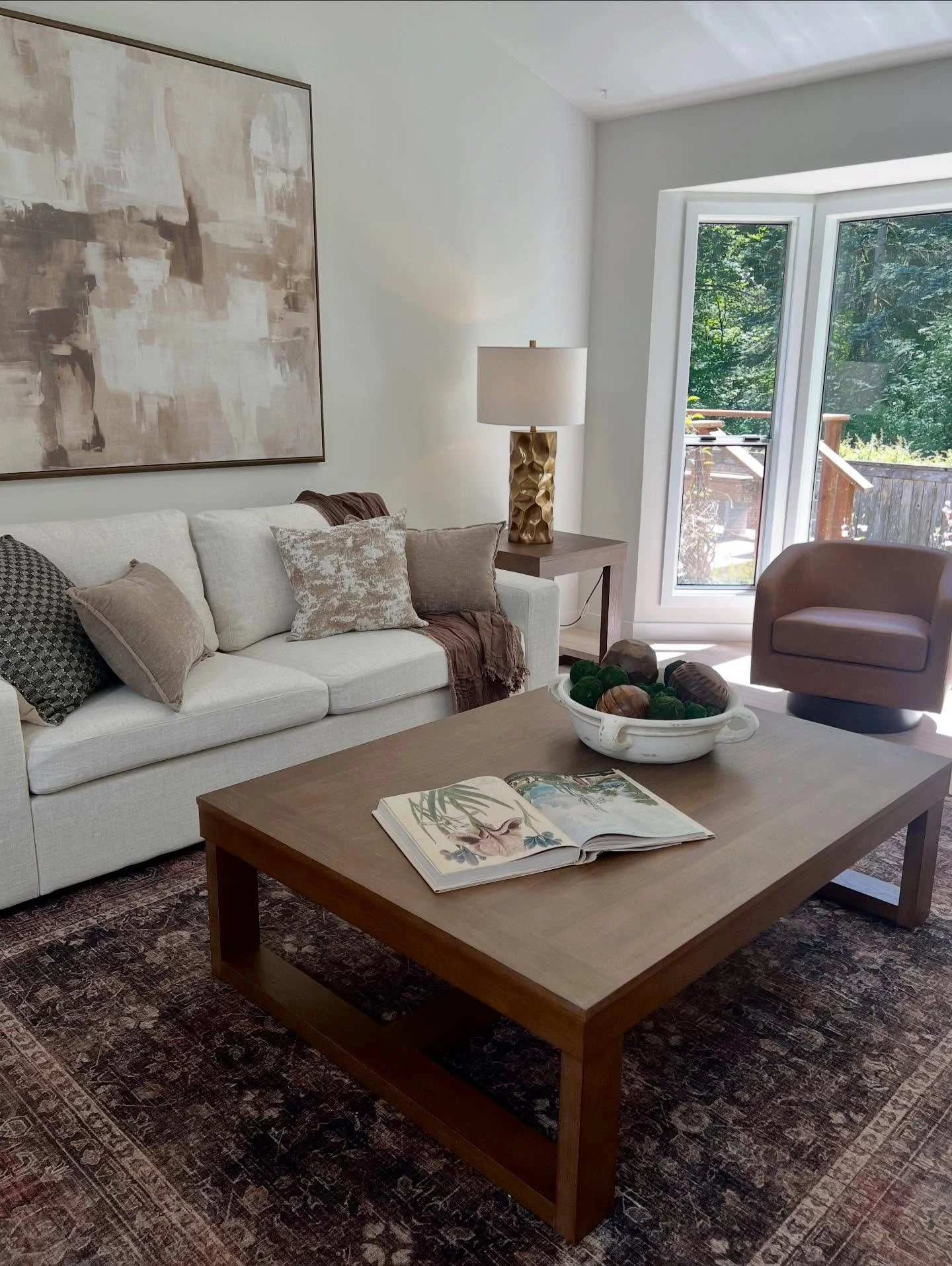 Soft neutrals, warm light, perfect flow ✨ 
.
.
.
.
#homestaging #furniture #realestate #stagingsells #greaterseattlearea