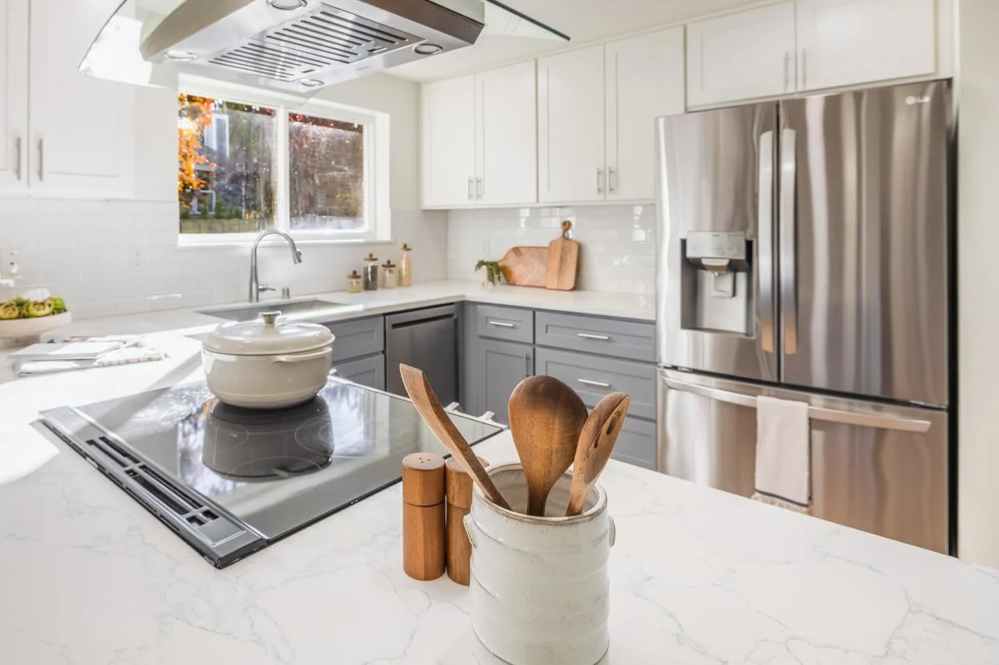 Natural elements &amp; natural light ☀️
.
.
.
.
.
#homestaging #stagedhomes #interiorstyling #realestatepartners #pnwdesign #readytolist #2026 #designedtosell