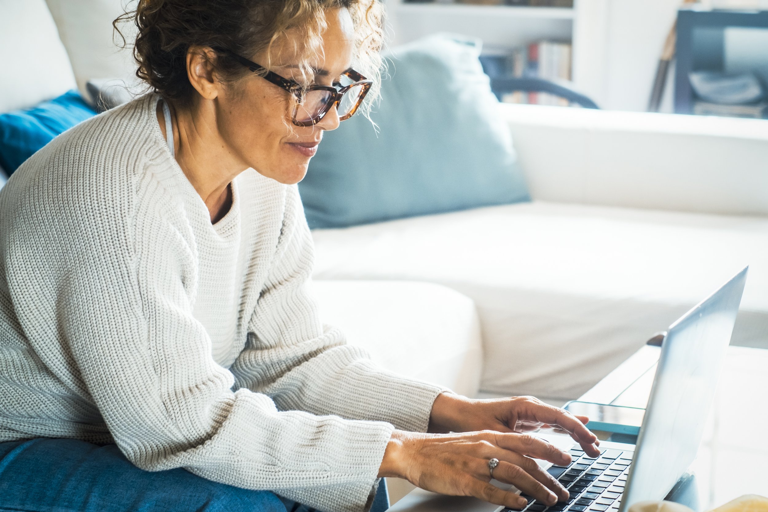 Woman on Computer - About - ePsychologists - Alcohol and drug rehab - confidential online psychology - non-judgemental alcohol and drug therapy - is my alcohol use high - is my drug use bad