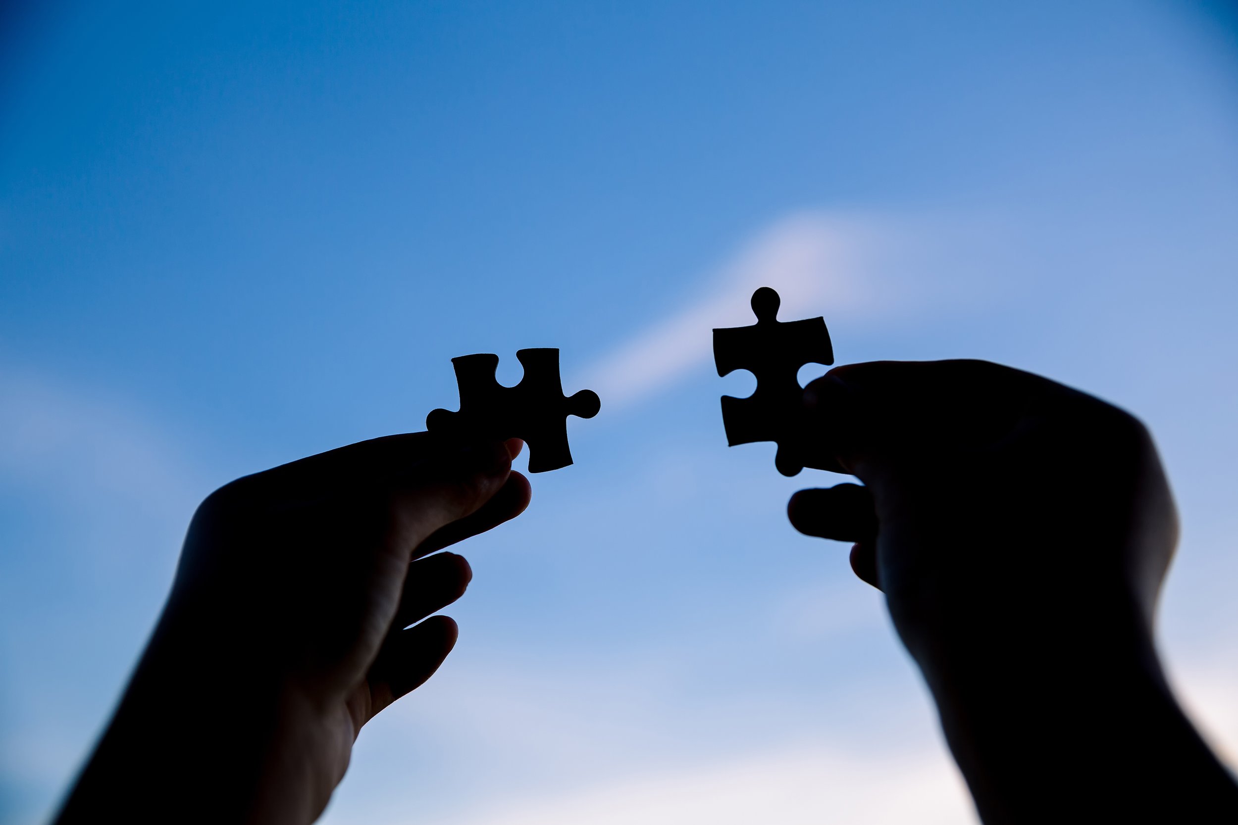 Hands holding two puzzle pieces - About - ePsychologists - Alcohol and drug rehab - confidential online psychology - non-judgemental alcohol and drug therapy - is my alcohol use high - is my drug use bad