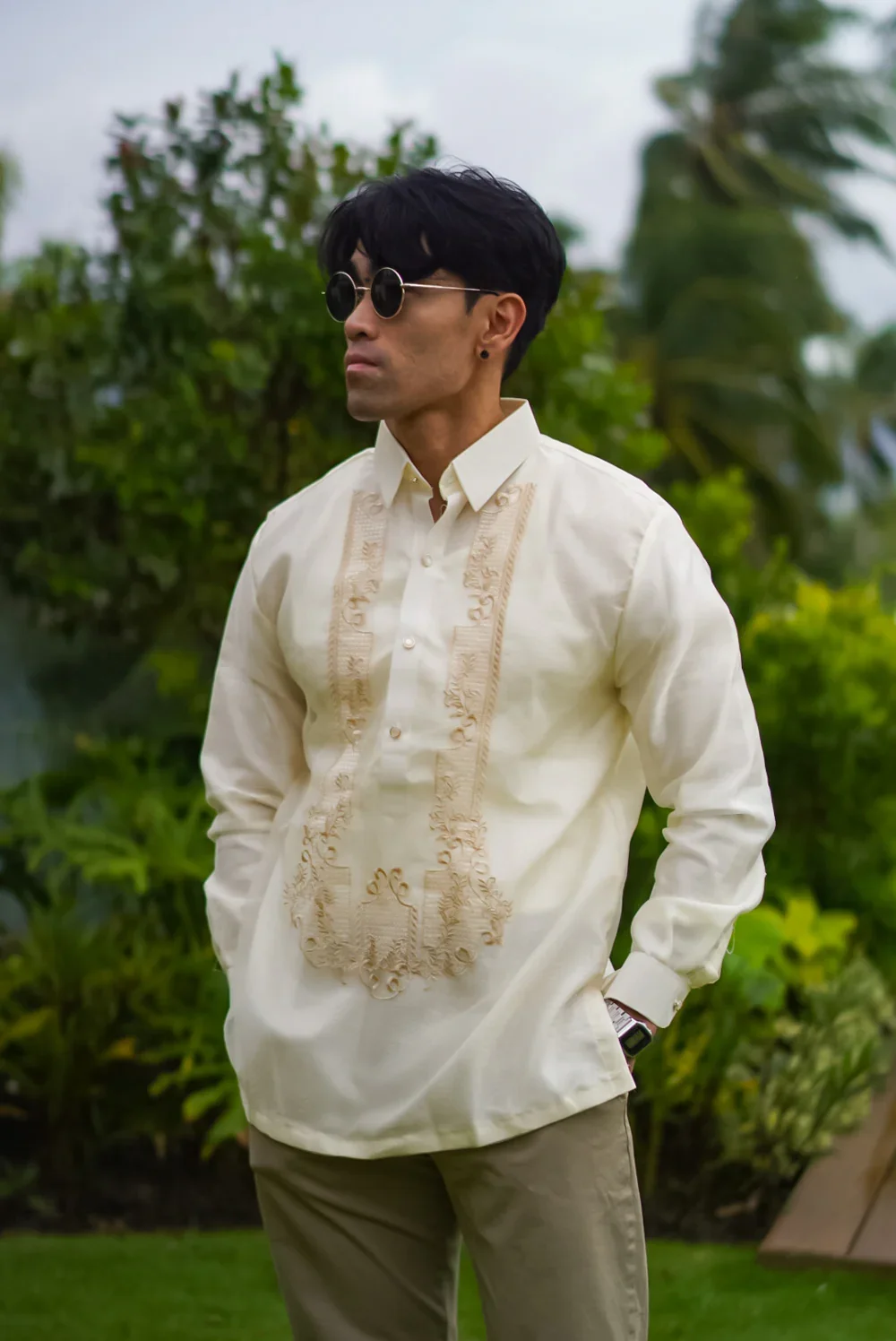 antonio-barong-tagalog-men-cream-wedding-guest-look-mestizafilipina.webp
