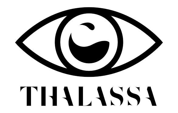 Logo noir d'une formation oculaire stylisée avec le texte 'THALASSA' en dessous.
