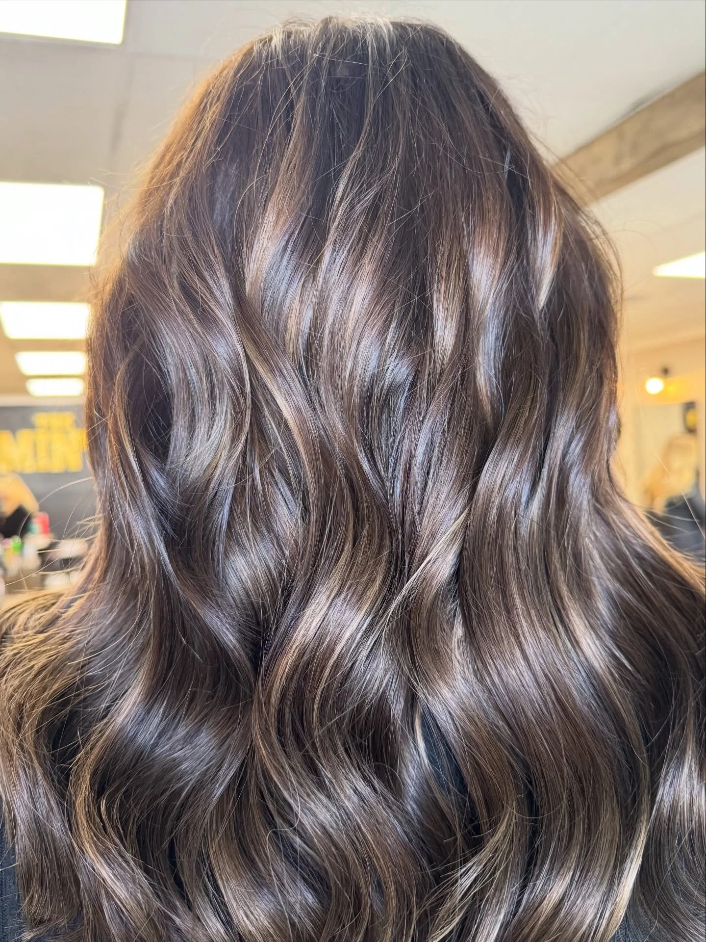 WORKING MAGIC🪄🪄😱
Do you SEE that before???
.
CMB HAIR: Espresso 18&rdquo;
Color by: @hairxbribeasley 
.
.
#beforeandafter #hairextensionspecialist #bobwhere #hairstylistlife #fyp