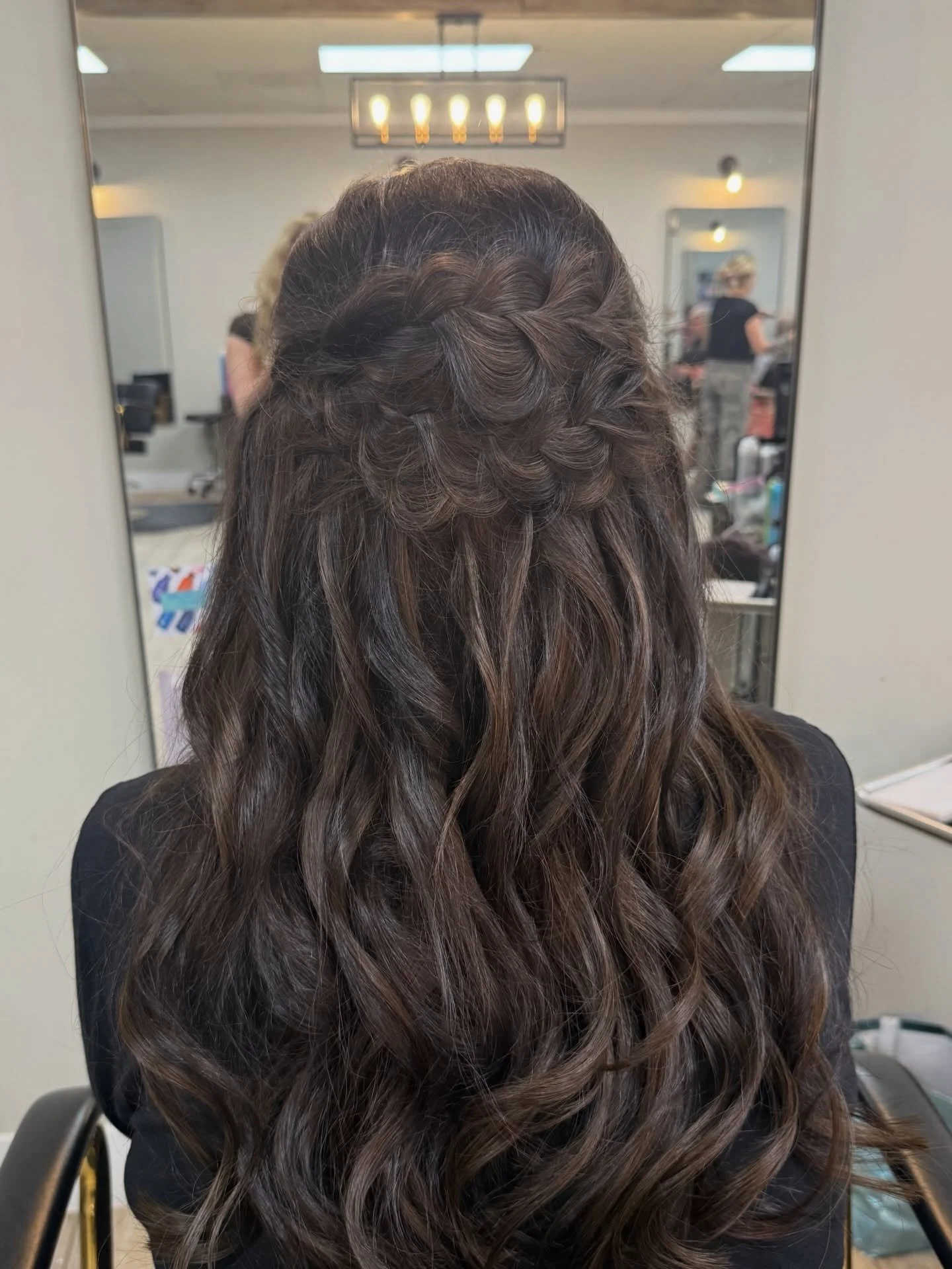 something simple✨
.
.
.
#formalstyles #clipins #hairstyles #curls #halfuphair