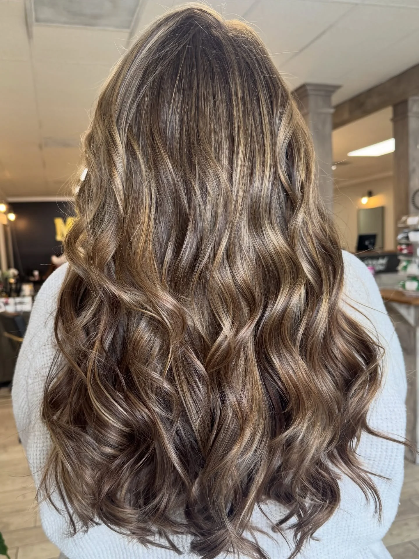 Her turnn!🪡 We did split wefts to help with ponytails and braids! Swipe to see!!
CMB Hair: Carmel Latte 18&rdquo;🤎🤎
.
.
.
#hairextensions #haircolor #colorandextensions #maconhairstylist macongahair