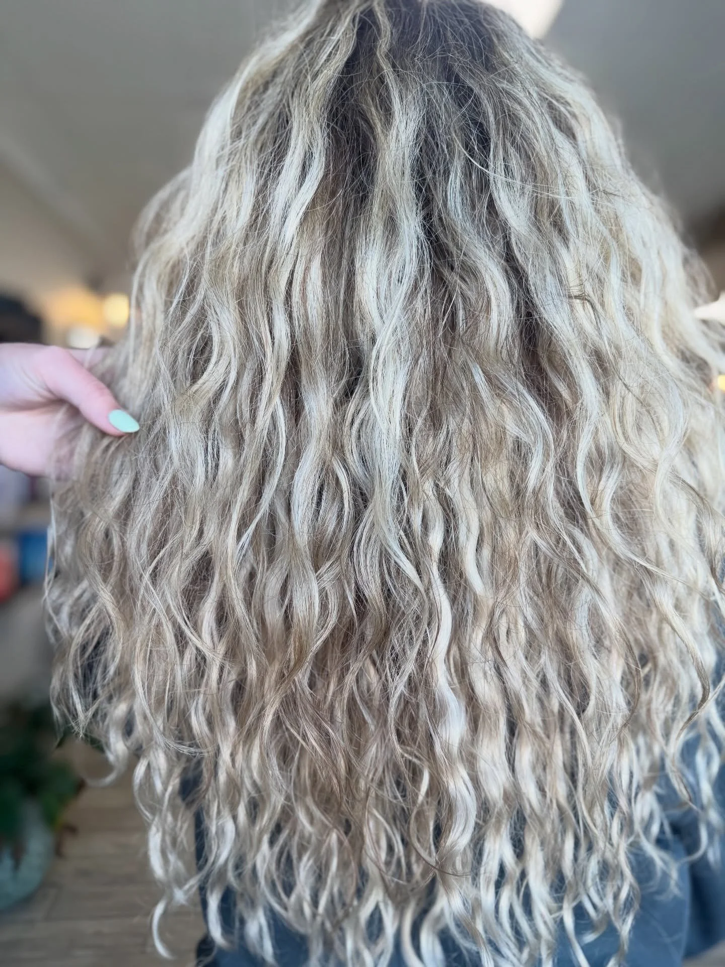 Did you know curly hair extensions exist?👀

They&rsquo;re perfect for the girls who want to keep their natural texture while adding length + fullness ✨
.
CMB Hair: Curly Vanilla Blonde Latte 18&rdquo;
.
.
.
#curlyextensions #hairextension #cmbhair #