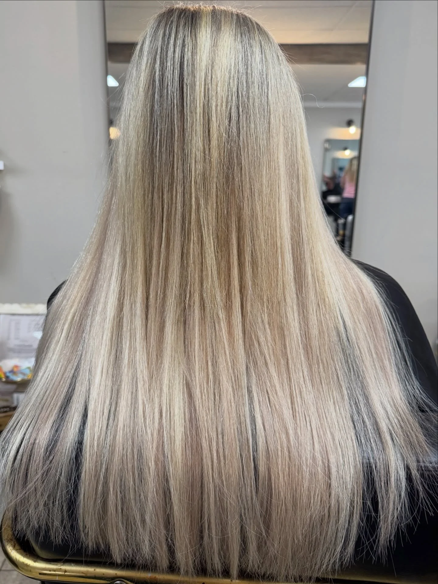 Swipe to see before 💁🏼&zwj;♀️💁🏼&zwj;♀️
CMB Hair: Cashmere Latte 20&rdquo;
.
.
.
#macongahair #blondehair #blondehairgoals #hairstylist #maconga