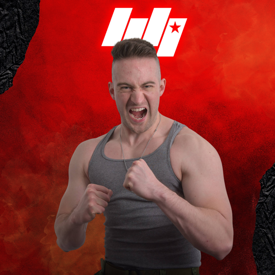 Un hombre joven con expresión de determinación mostrando los puños, lleva una camiseta gris sin mangas y un collar, fondo rojo con un logo blanco y negro.