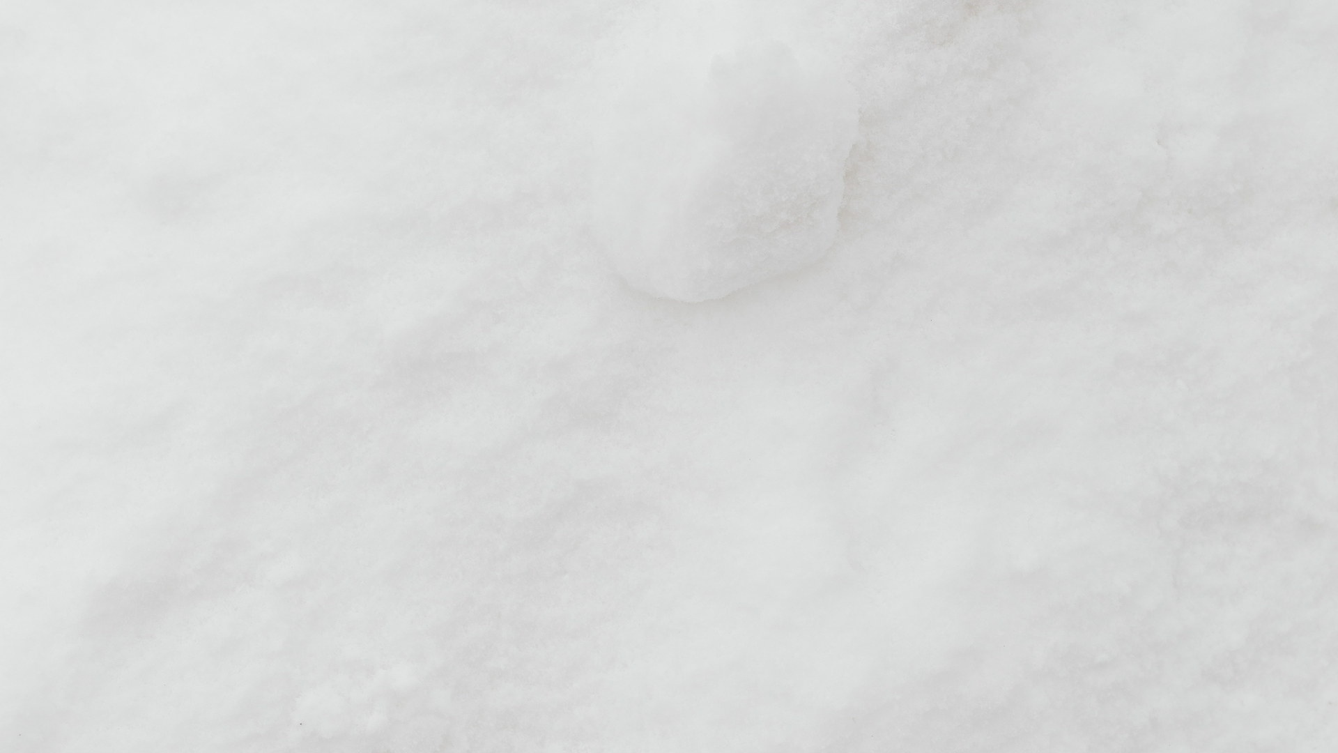 Nieve blanca y suave con una pequeña marca o deformación en el centro