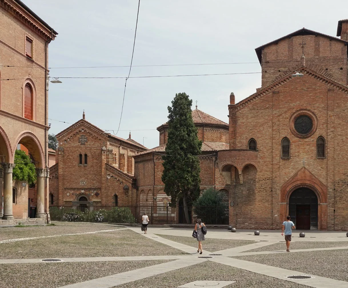 Public forecourt: An expansive public forecourt is proposed, providing a space for locals and visitors to gather and spend time.