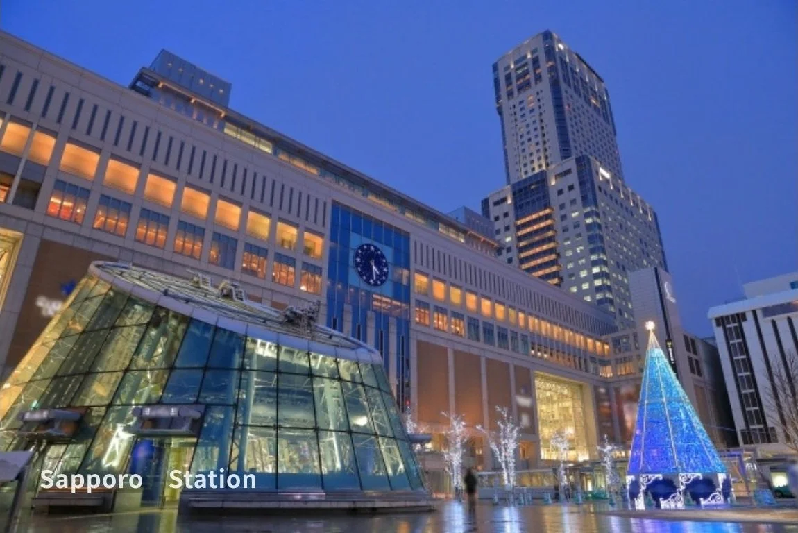 札幌駅の前にクリスマスイルミネーションとツリーが飾られた都市の景色。