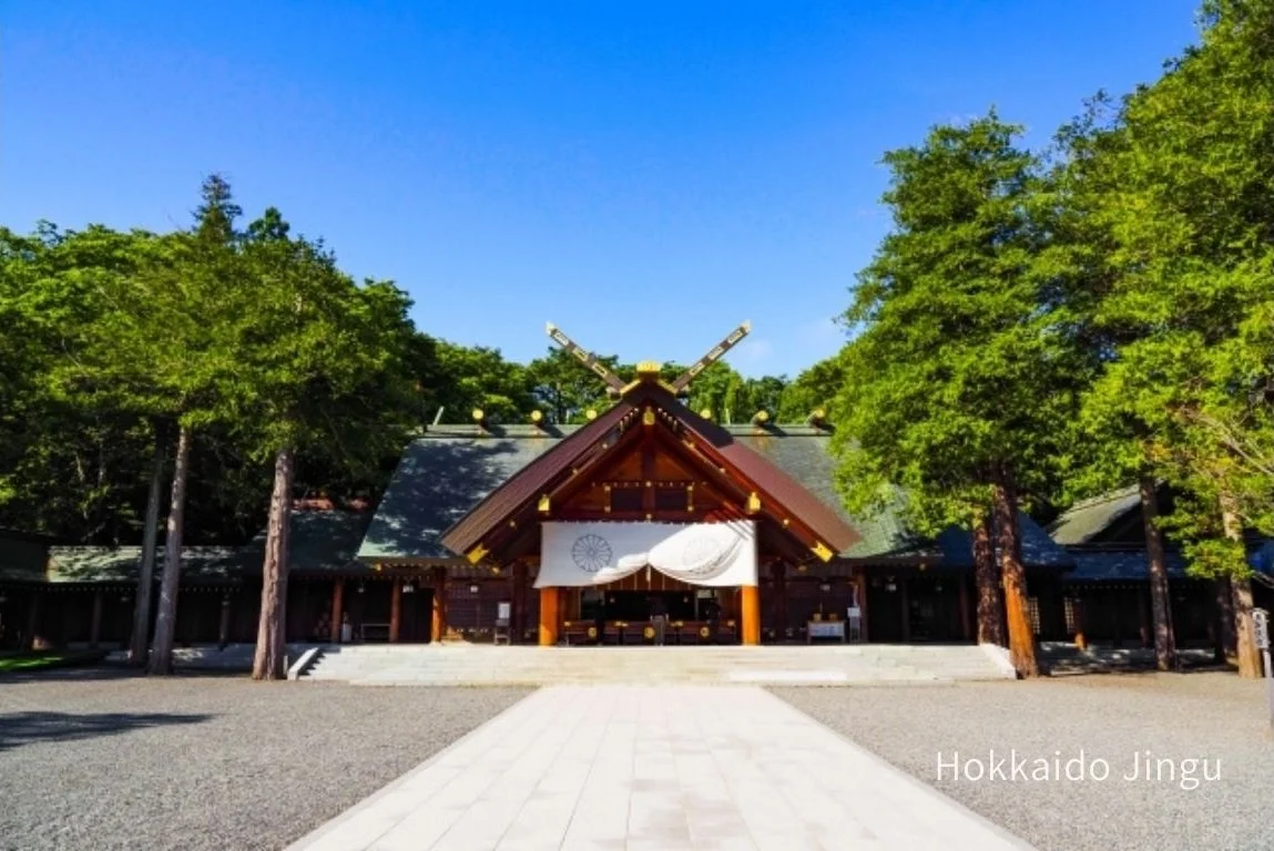 北海道神宮の神社の正面と前の広場、緑の木々と青空
