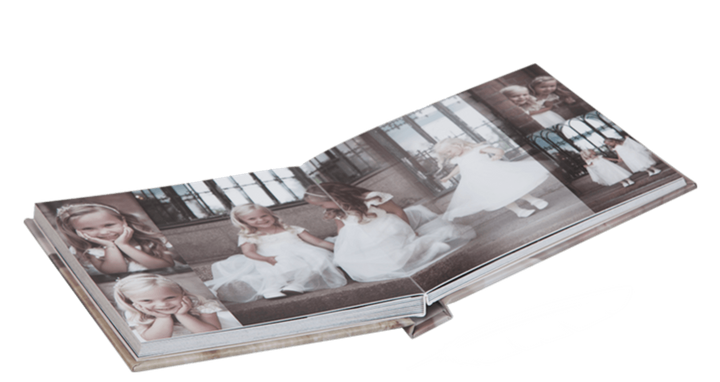 Et fotoalbum med bilder av fem unge jenter i hvite kjoler, sittende og stående på et treverk, muligens i en solfylt uterom.