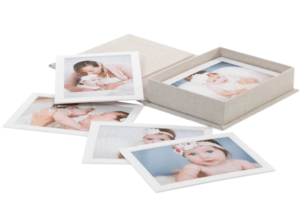 Fotoposer av babybilder og en tom fotoalbum eske.