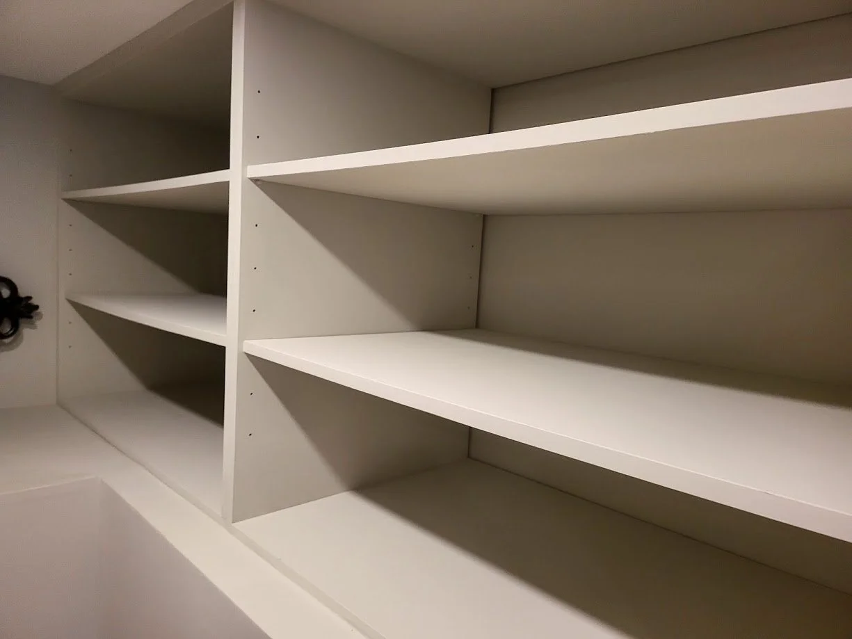 Armoire ou étagère blanche en rangement vide avec plusieurs étagères