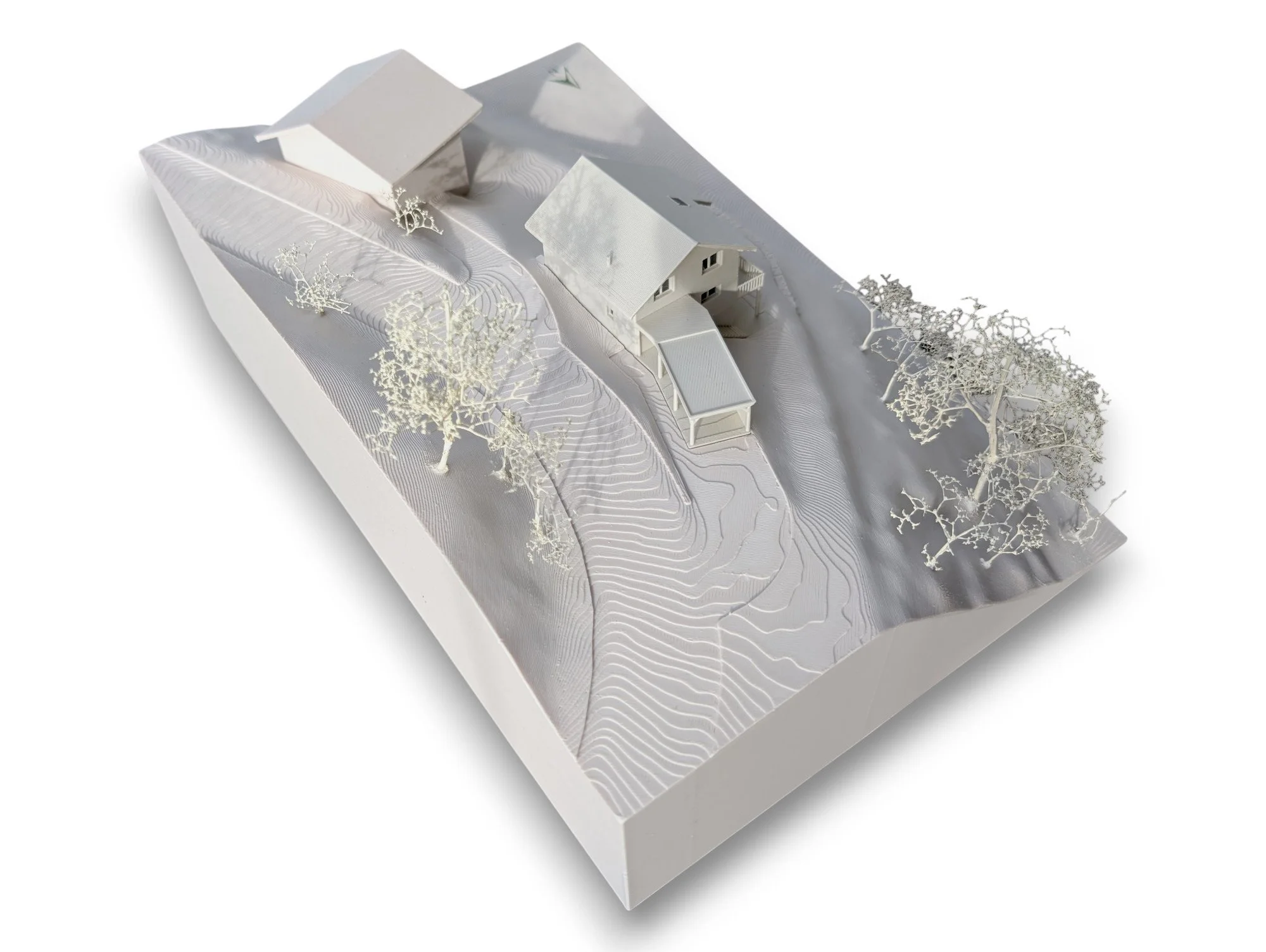 althaus3d Architekturmodell Rückseite. Detailliertes Weissmodell mit Stützmauern und Terrassierung, gefertigt in Bern, Schweiz für Wettbewerbspräsentationen.