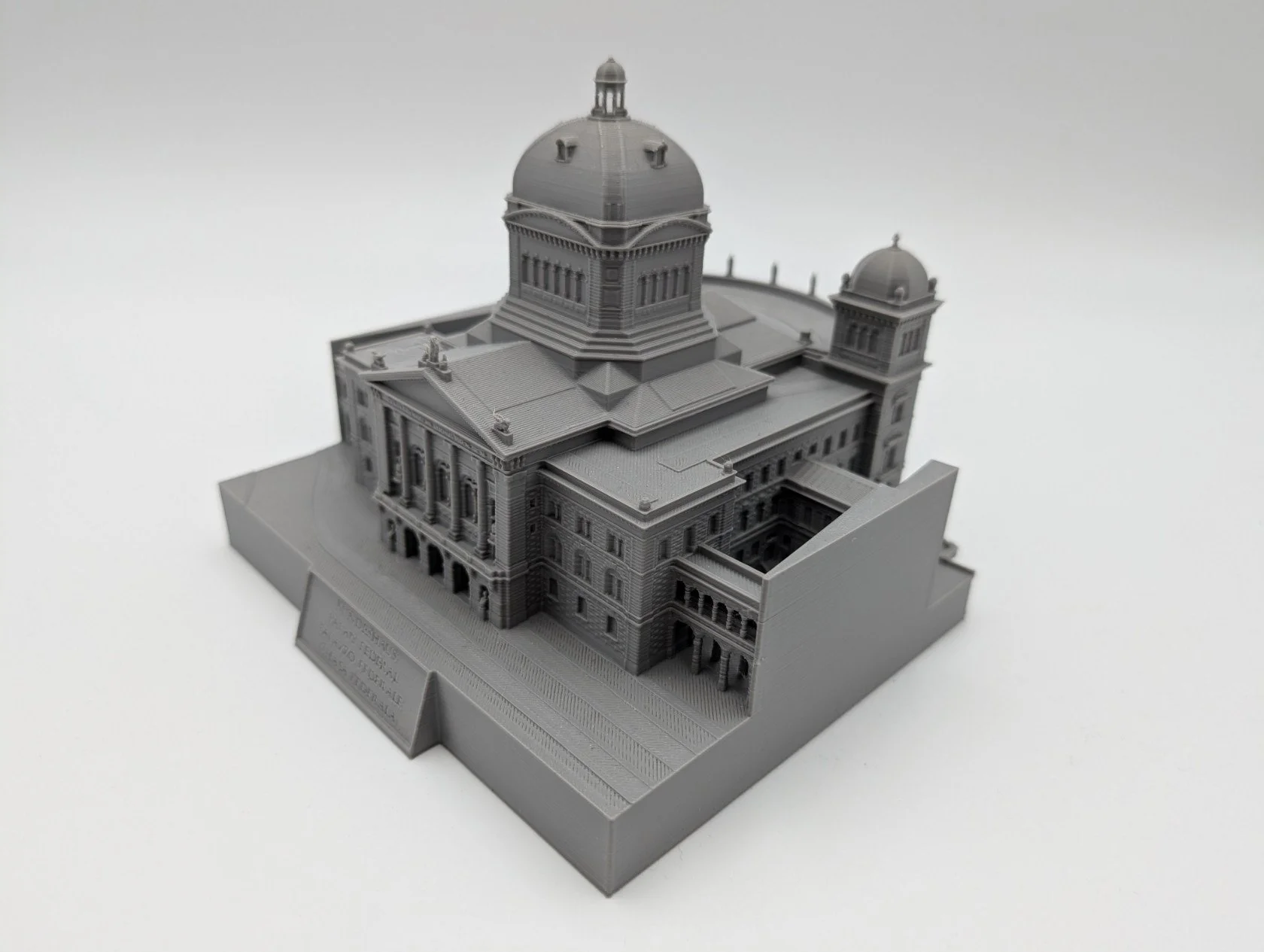 Seitenansicht des 3D-Architekturmodells des Bundeshauses, gedruckt von Althaus 3D als Referenzprojekt in Bern, Schweiz
