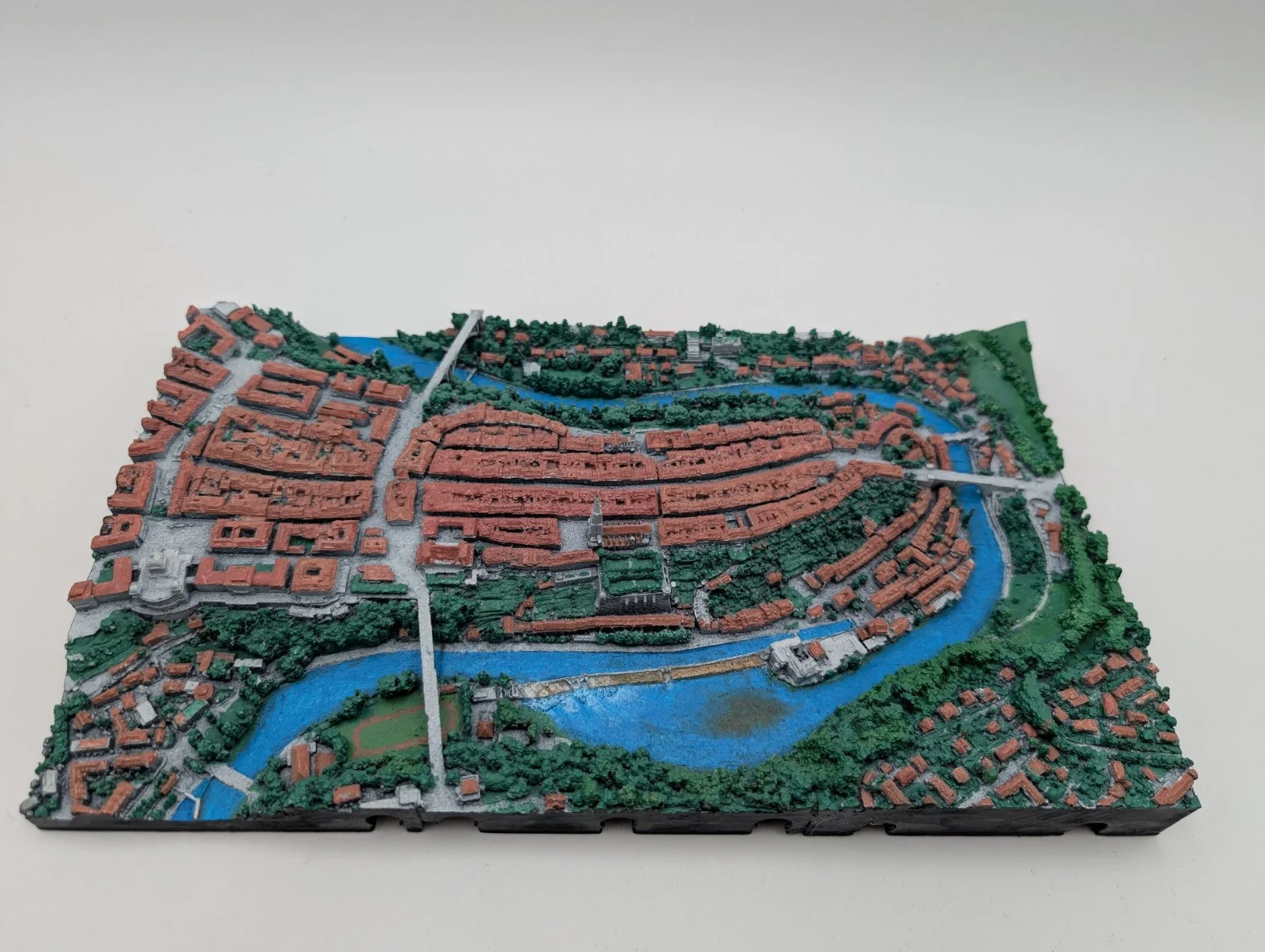 Detailaufnahme des Stadtmodells Bern, mit Fokus auf die dichte Bebauungsstruktur der Altstadt und die Brücken. 3D-Druck Schweiz