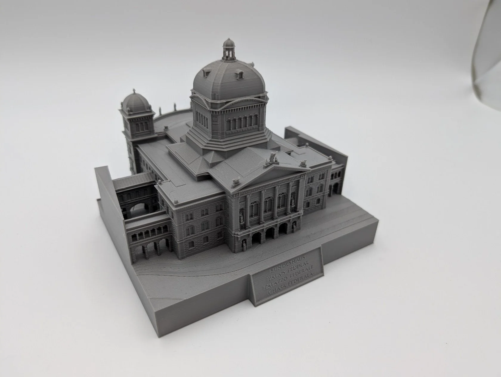 Frontale Schrägansicht des Bundeshauses, ein Meisterwerk des lokalen 3D-Drucks für Architektur und Geschichte in Bern, Schweiz