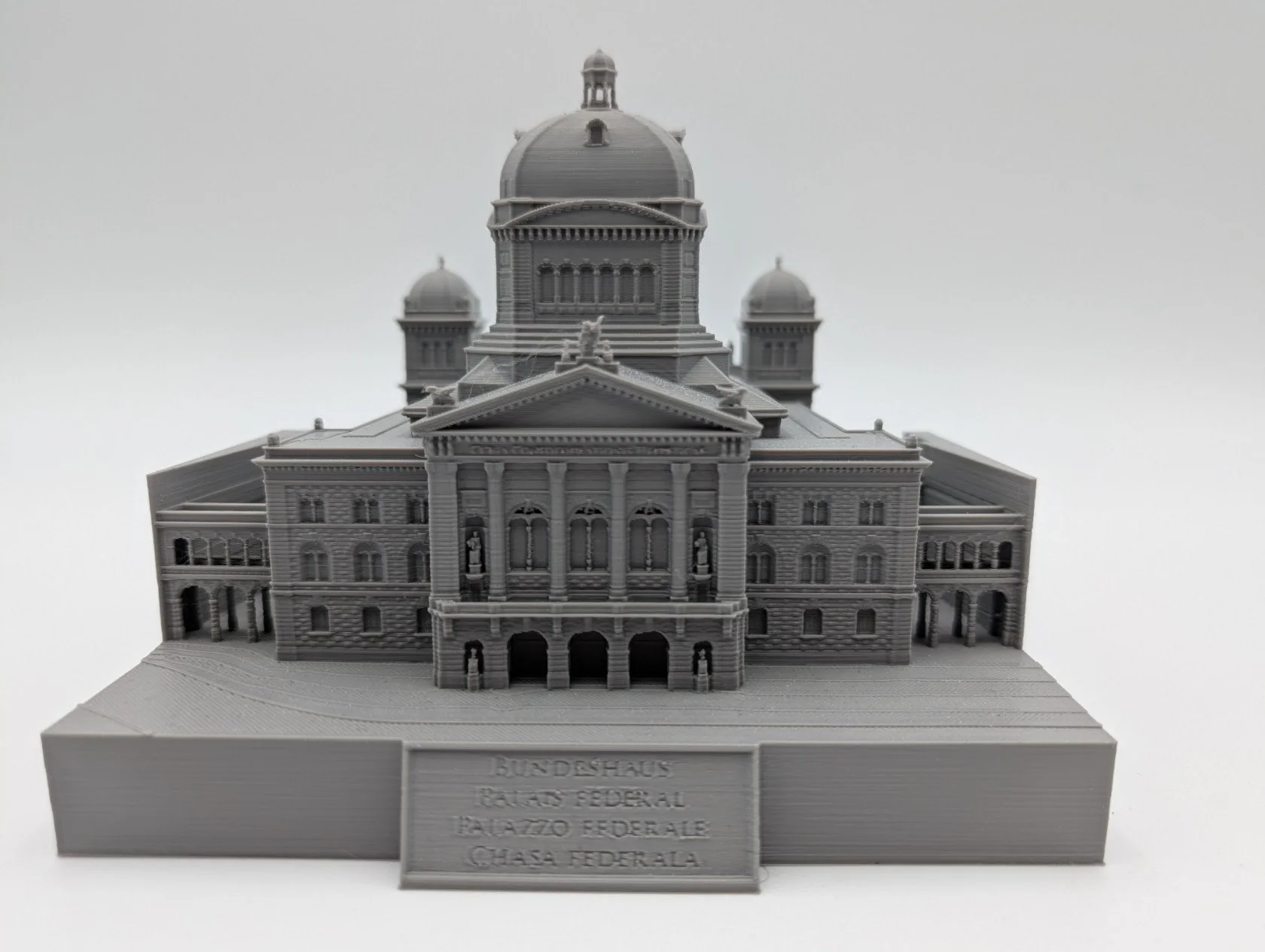 Detailgetreues 3D-Druck-Modell des Bundeshauses in Bern, Schweiz. Ein präzises Architekturmodell für höchste Ansprüche
