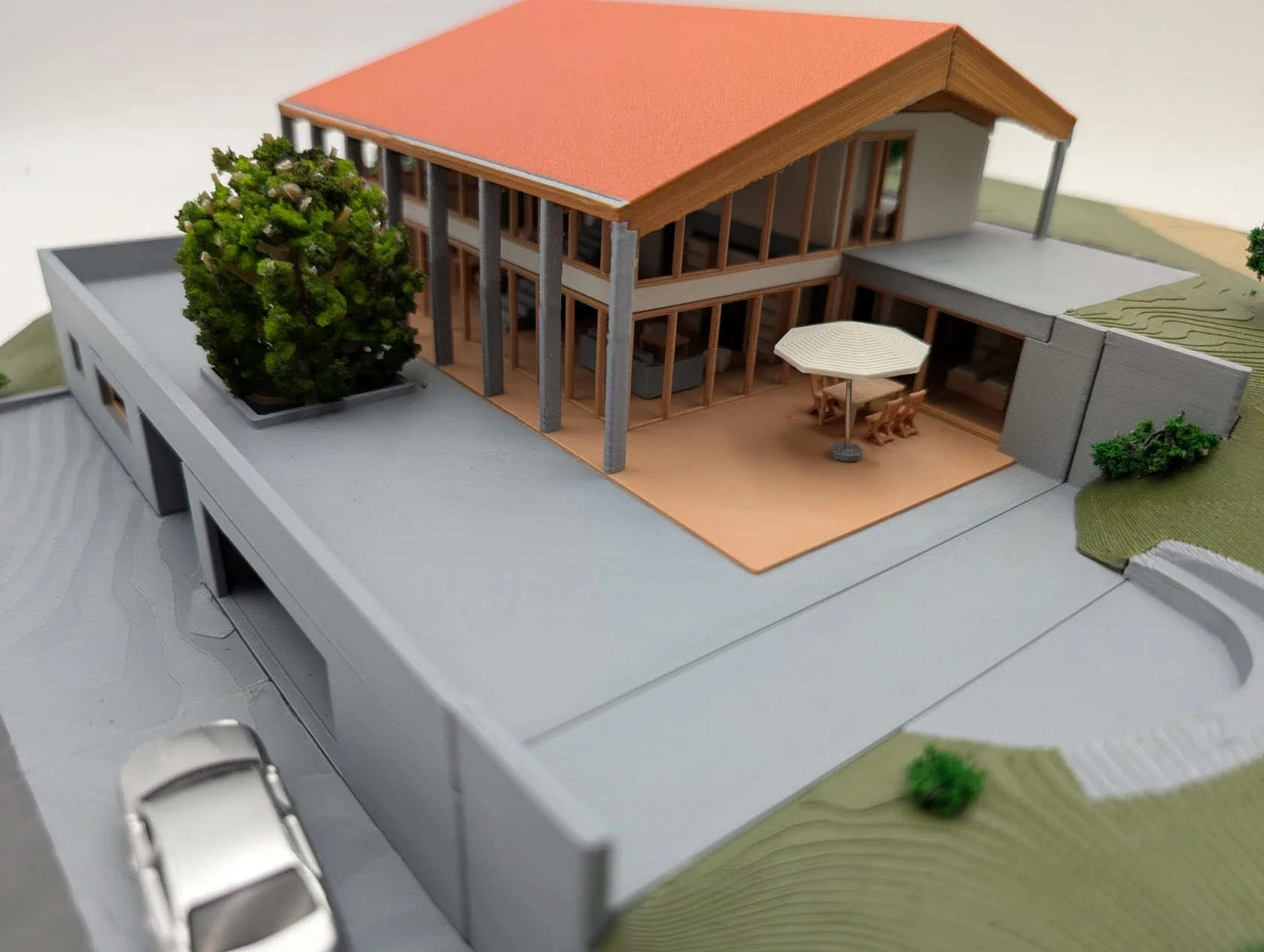 Hochwertiges Präsentationsmodell zur Visualisierung eines Einfamilienhauses mit Umgebung, gefertigt von Althaus 3D in Bern, Schweiz