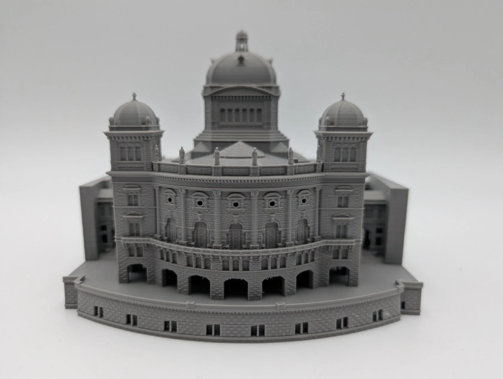 Rückansicht des grauen Bundeshaus-Modells, zeigt die Parlamentsbibliothek und die Bundesterrasse. Standort: Bern, Schweiz