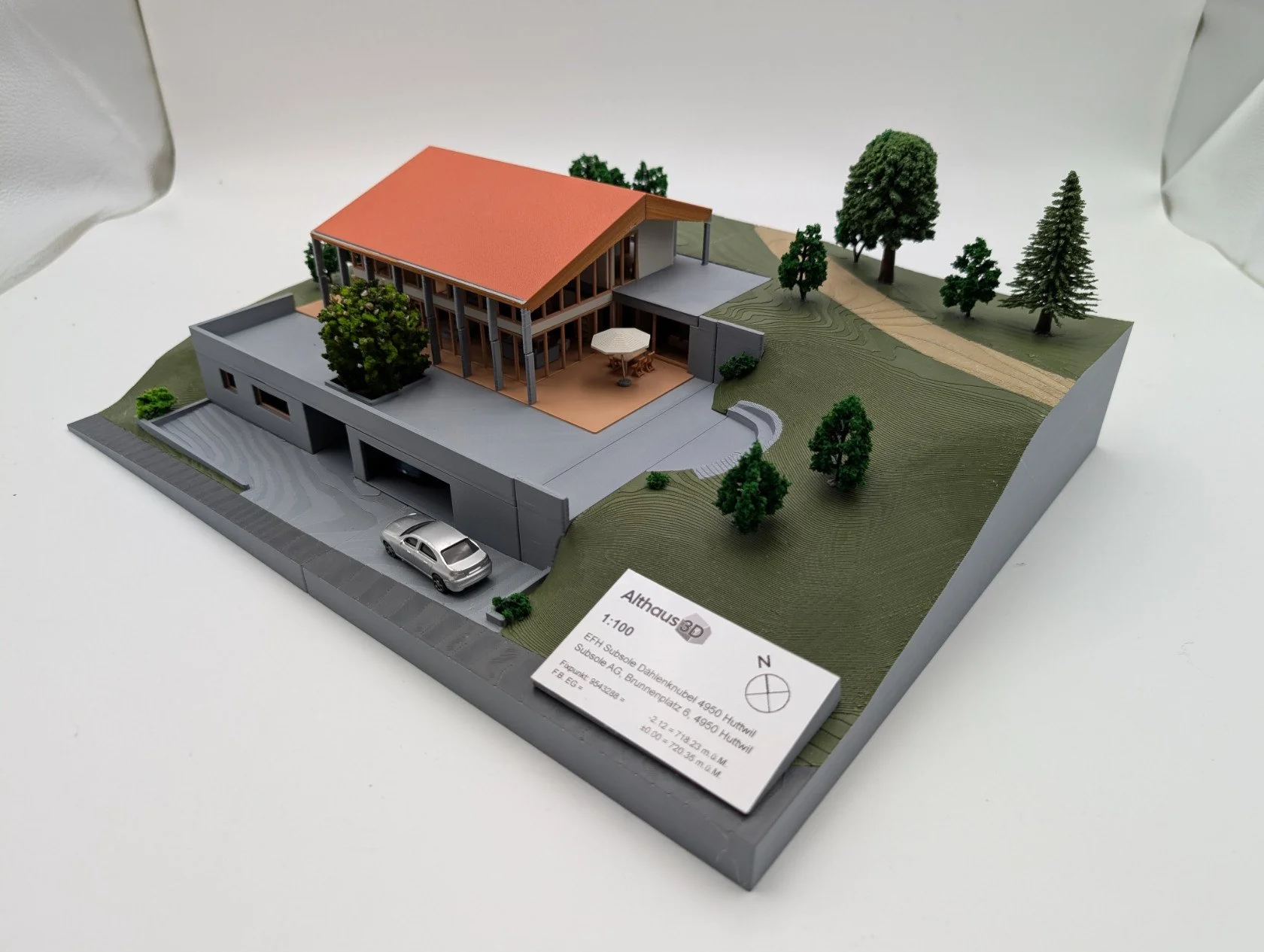 Frontalansicht zur Visualisierung der Fassade und des Eingangsbereichs am hochwertigen Präsentationsmodell aus Bern, Schweiz