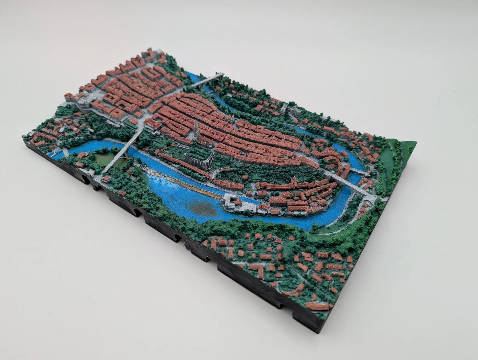 Farbiges Topografie-Modell der Stadt Bern mit der charakteristischen Aareschlaufe und Altstadt, 3D-gedruckt in Bern, Schweiz