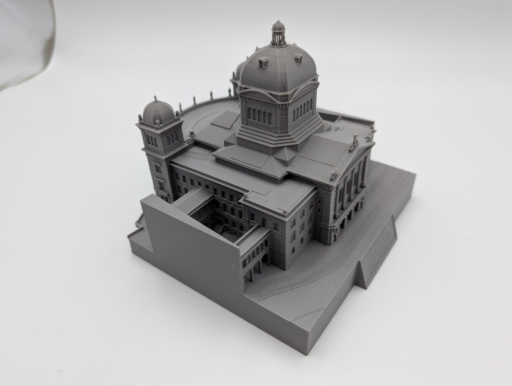 Schrägaufnahme des Bundeshauses als 3D-Druck-Präsentationsmodell, zeigt die Kuppel und die Westfassade. Bern, Schweiz