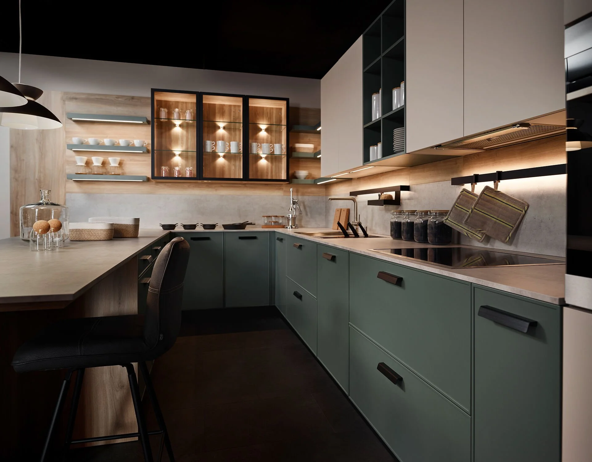 Moderne keuken met groene kasten, open schappen, en bollen met nootjes op het aanrecht.