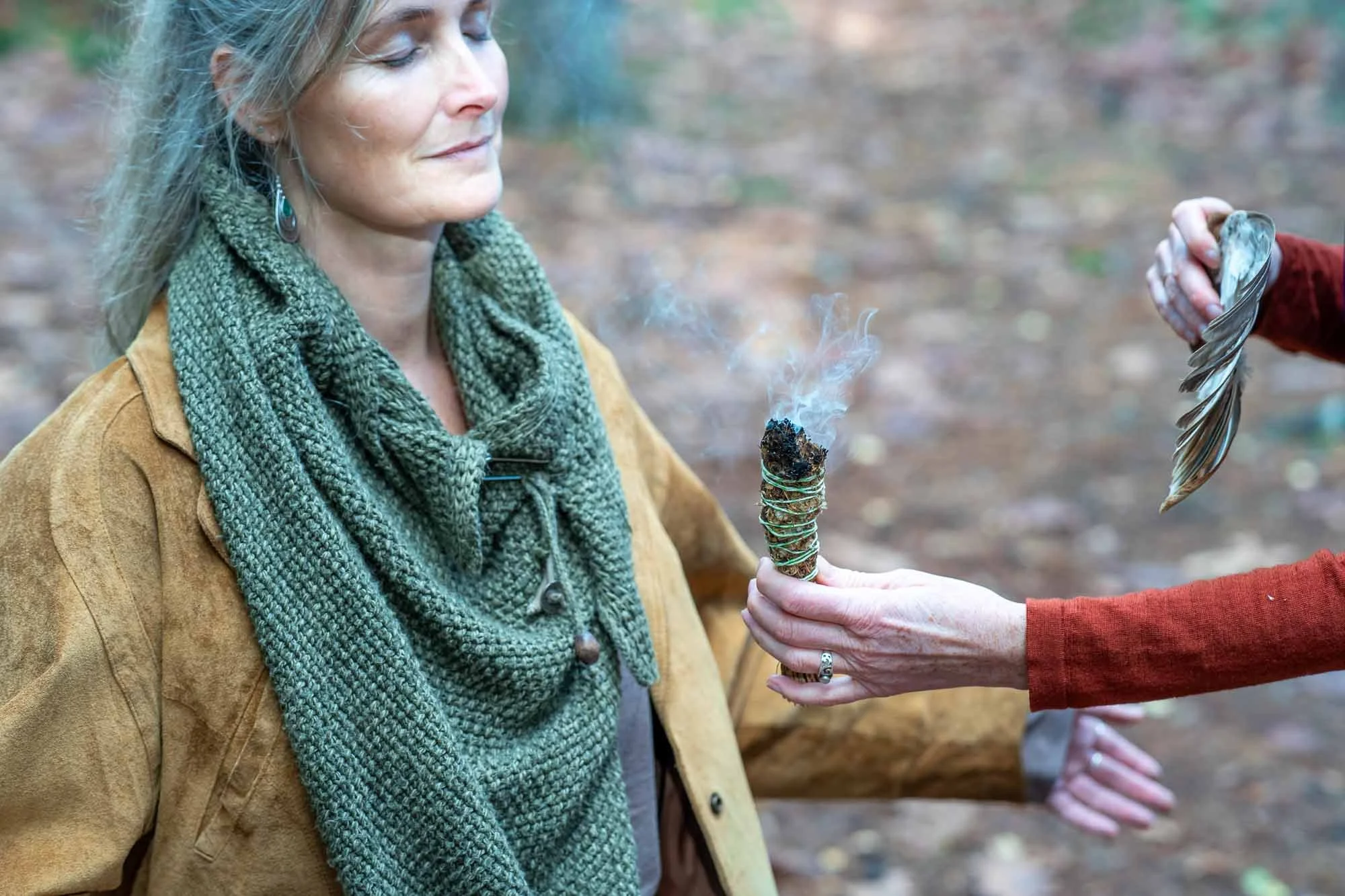 Individuele retraite in de natuur met smudgestick ceremonie voor rust en verbinding