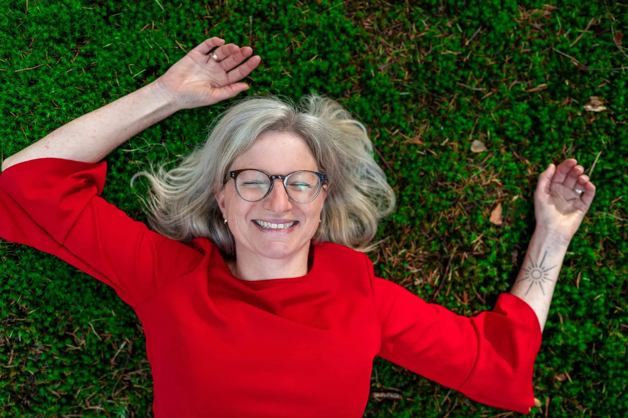 Ontspanning in de natuur met Marieke natuurcoach liggend op mos