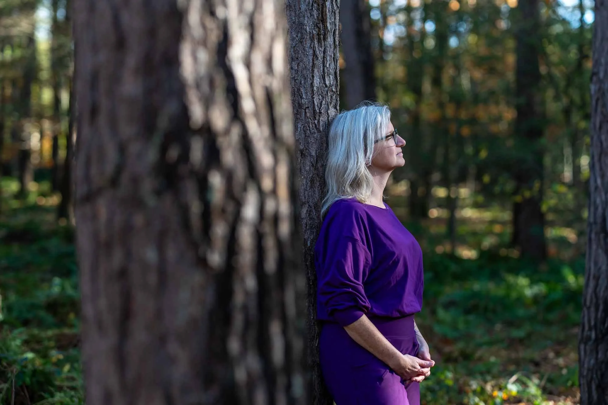 Marieke natuurcoach geniet van rust in het bos