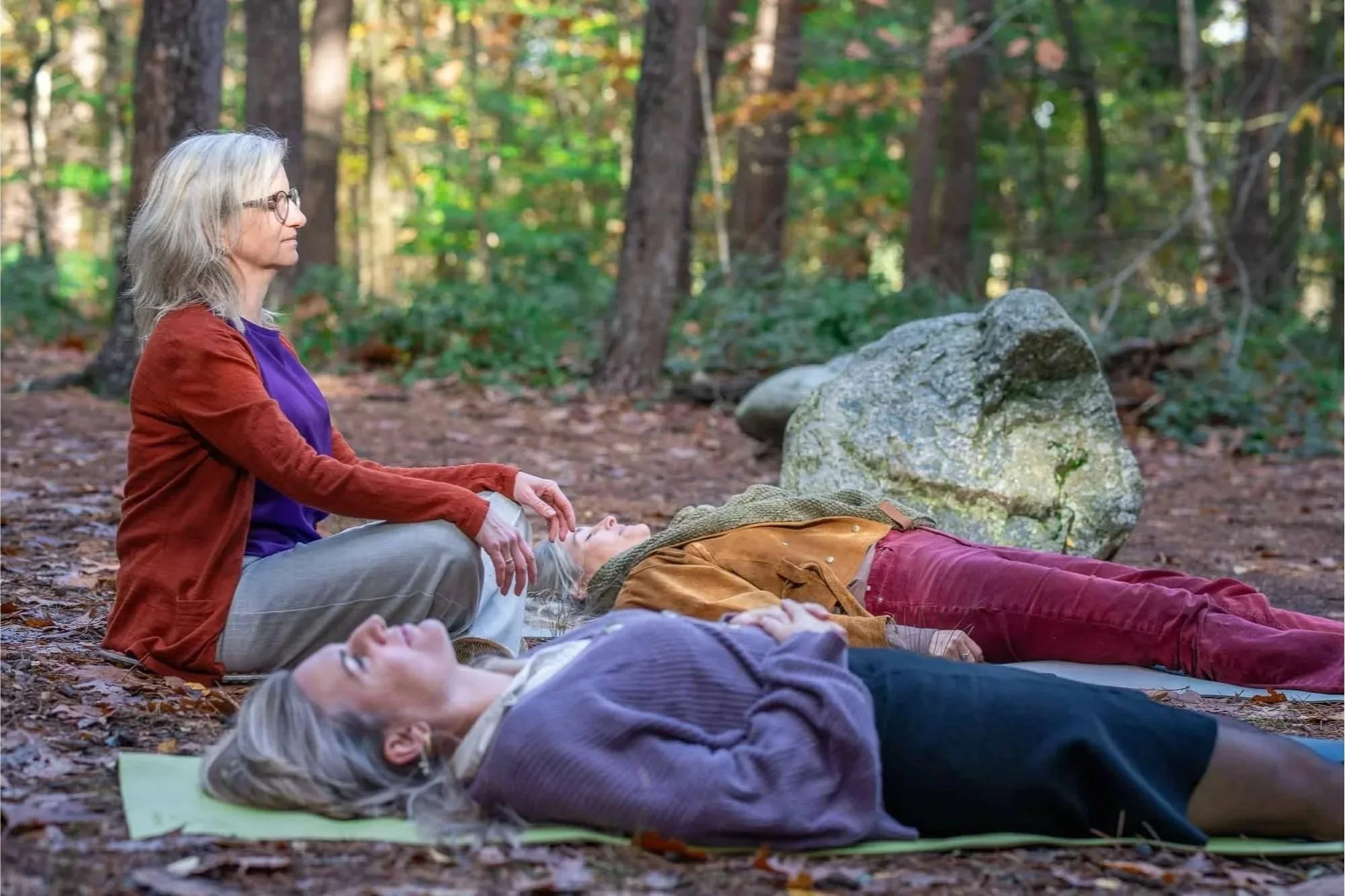 Marieke begeleidt een transformatiecirkel over verlies en rouw in het bos