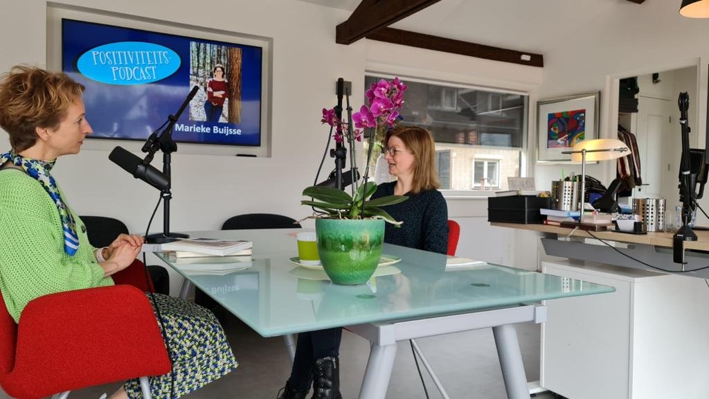 Opname van de Positiviteitspodcast met natuurcoach Marieke Buijsse-van der Heijden bij Boukje Jongedijk, over natuurbeleving, balans en stralen vanuit je essentie.