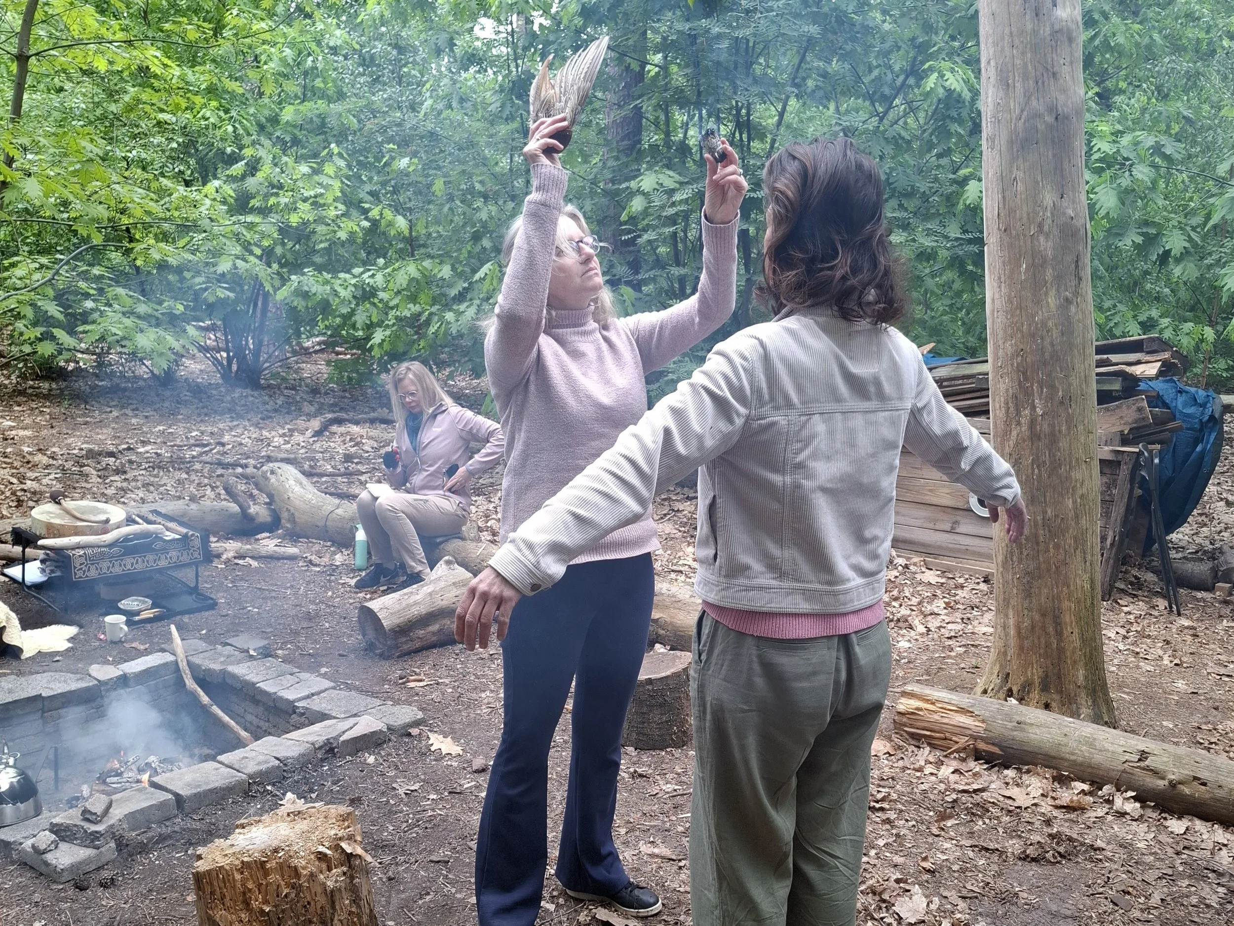Marieke natuurcoach doet sjamanistisch ritueel smudgen
