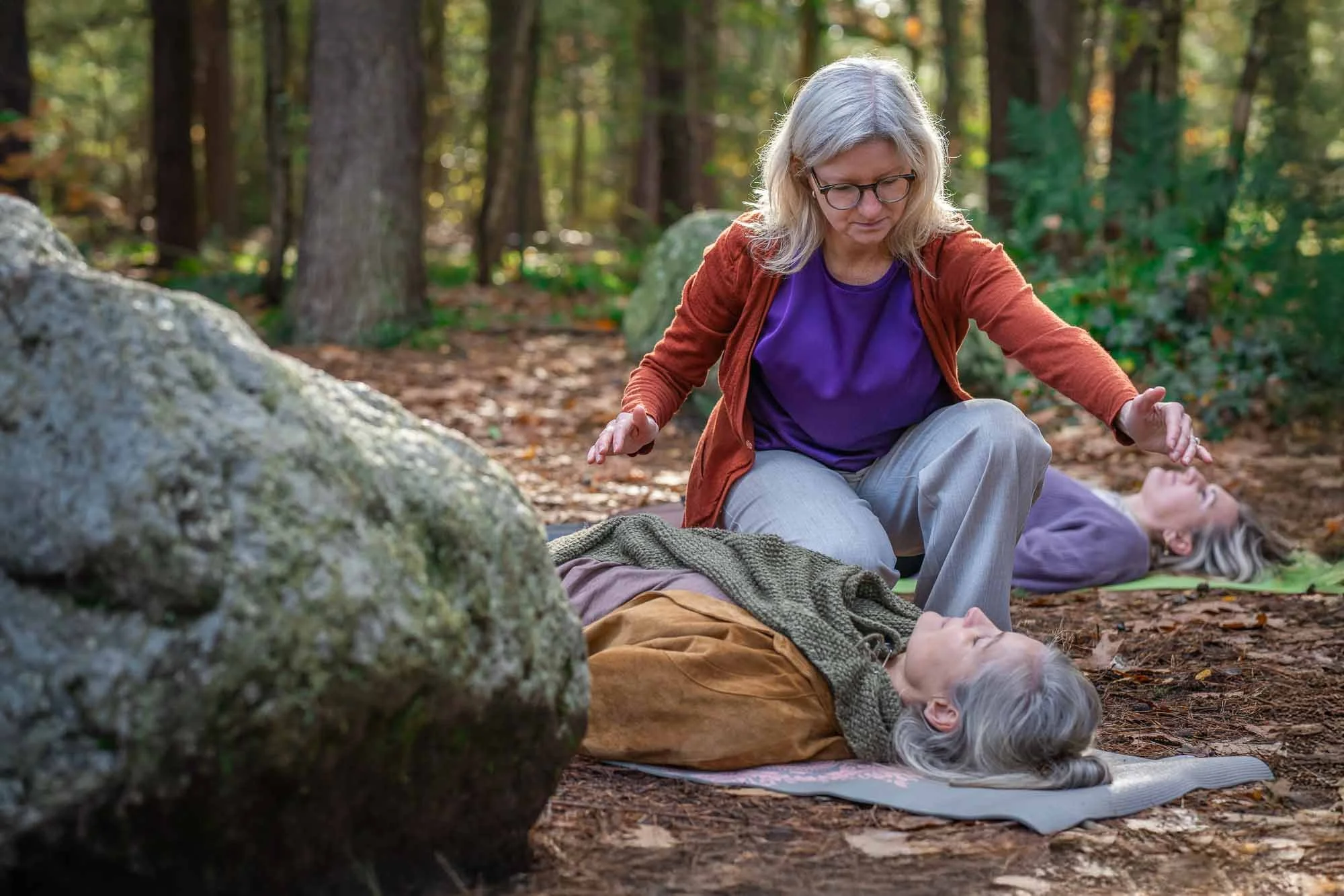 Marieke natuurcoach energetisch aan het werk tijdens jaarreis 'Stralen vanuit jouw Essentie'