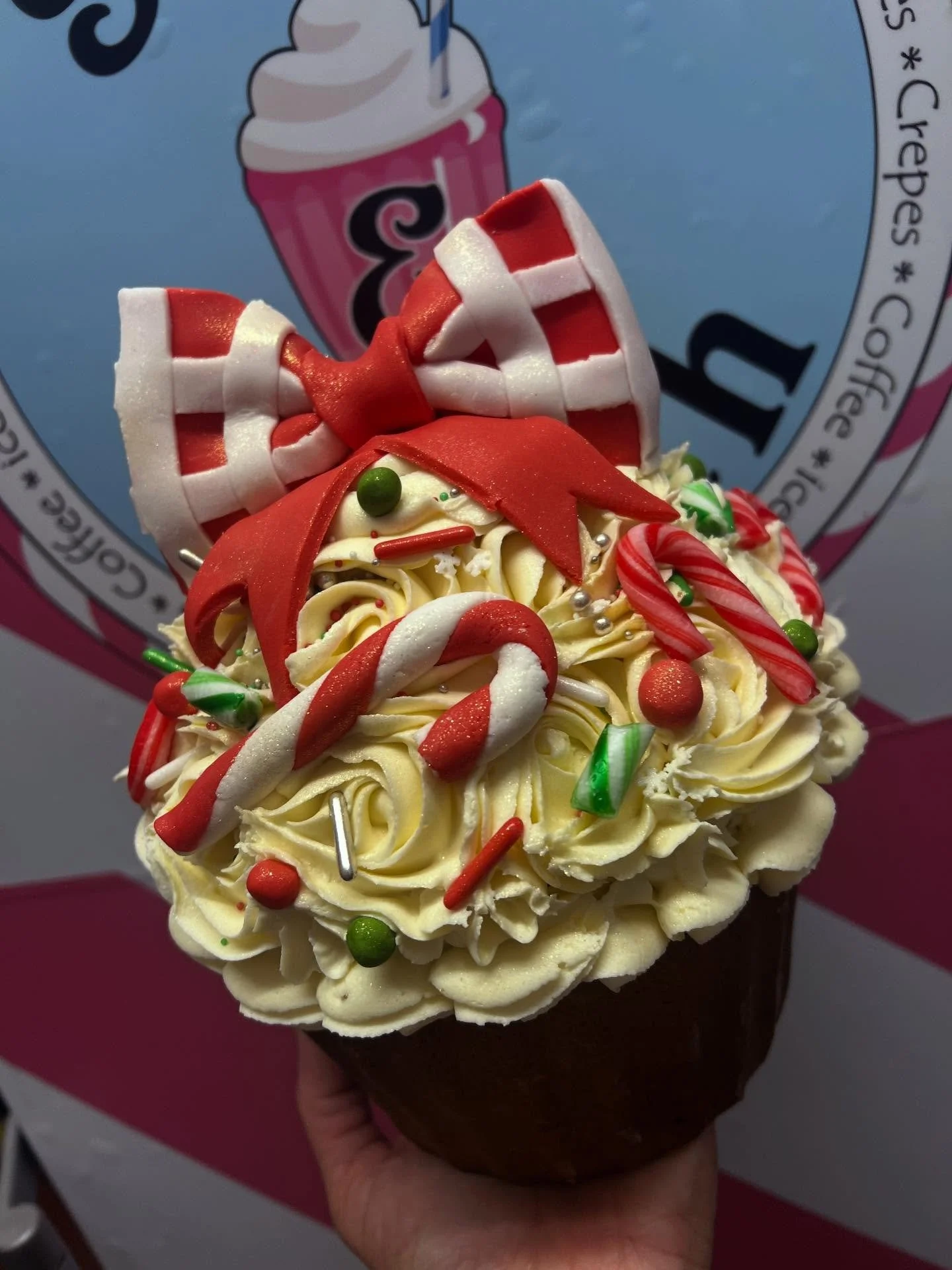 Finally getting chance to post some of our creations from over Christmas. Giant cupcakes will be on the menu for this year. For any enquiries send us a message available in different colours and themes 🧁