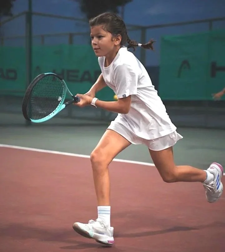 Young tennis player doing gym-based performance training guided by a sports physiotherpist.