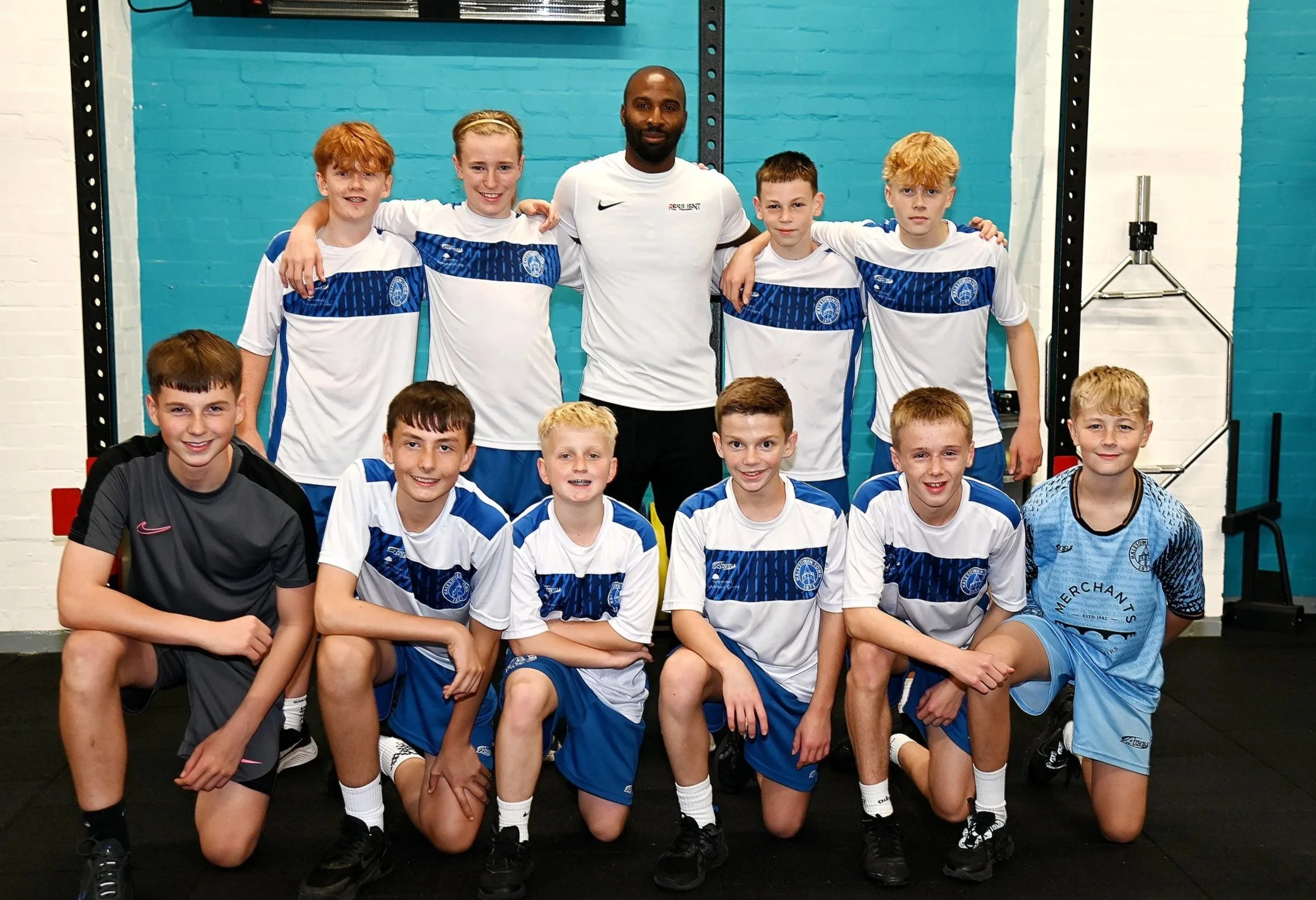 Group photo with Alfonso Carter and Halesowen Town under 15s following a performance training session.
