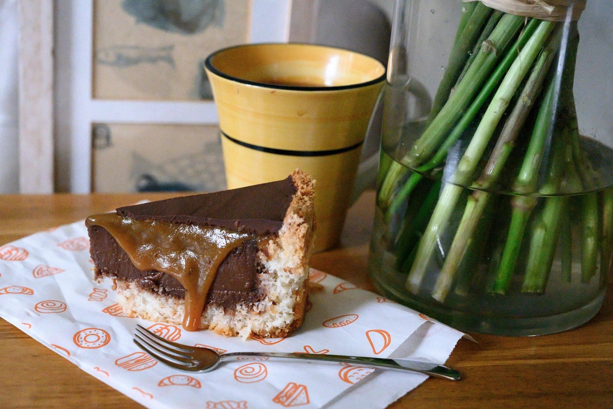 עוגת קוקוס ושוקולד עם נגיעת קרמל נוזל, פרוסה שמרגישה כמו חיבוק חם ביום גשום