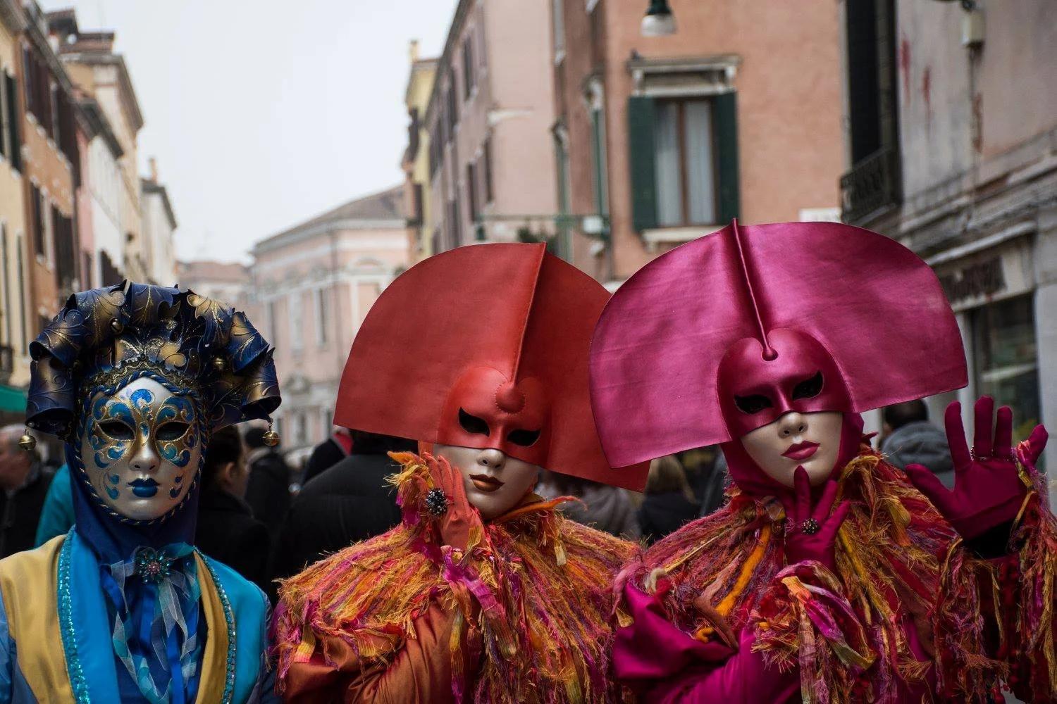 מסכות קרנבל וצבע בווליום מלא בבוקר ערפילי – ונציה, איטליה