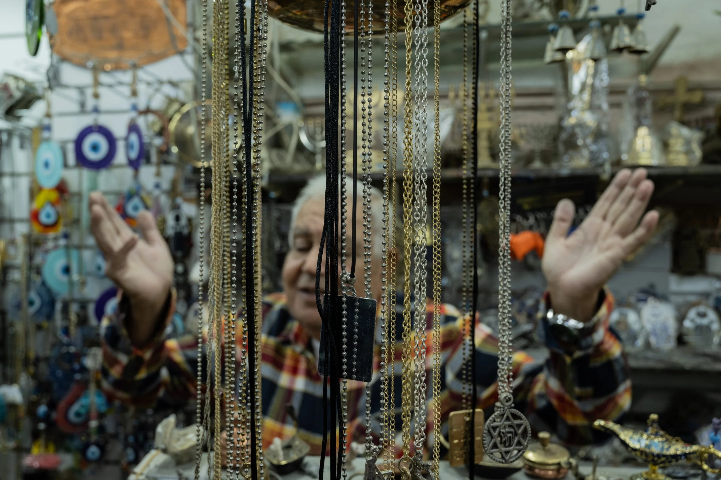 יעקב דבאח בסדנת היציקה