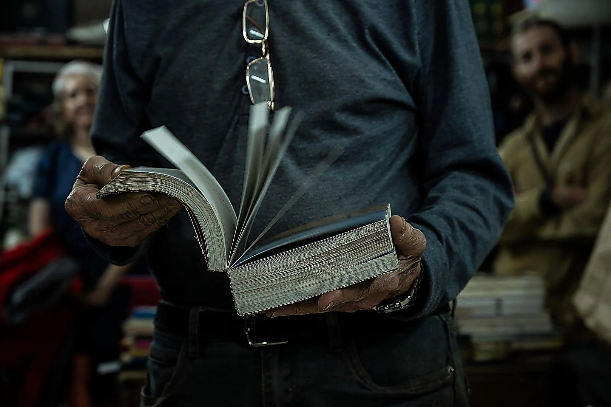 קלוז־אפ על ידיו של כורך הספרים