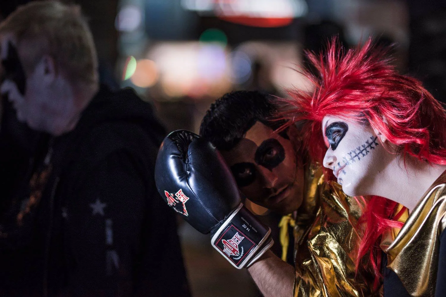 שתי חברות מחופשות, אחת משחקת עם כפפות אגרוף ולצידה חברה בפאה אדומה