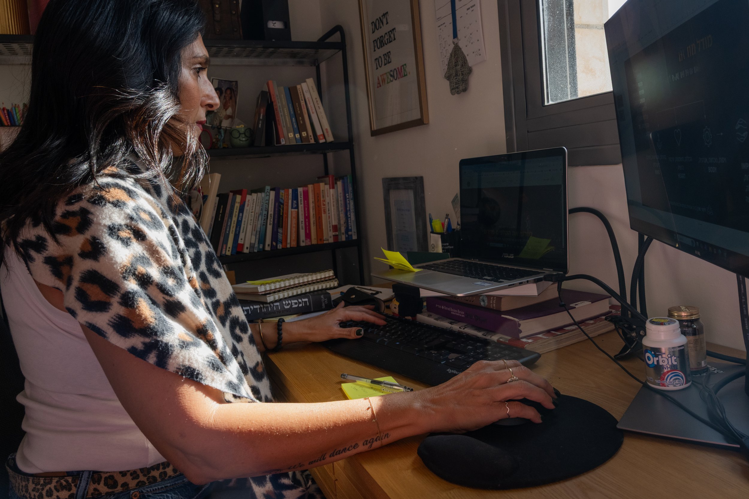 לימור פורן בחדר העבודה שלה, עובדת על המחשב