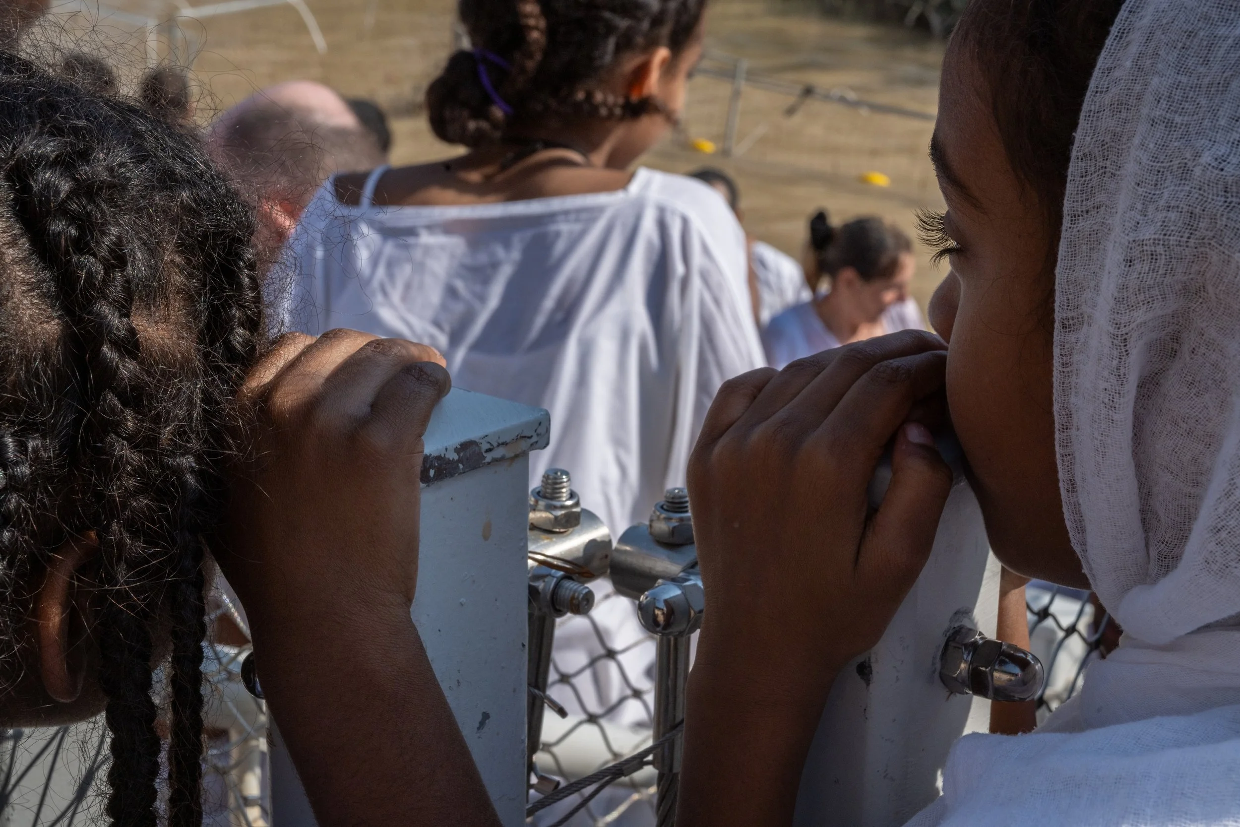 שתי ילדות מביטות בסקרנות ברוחצים