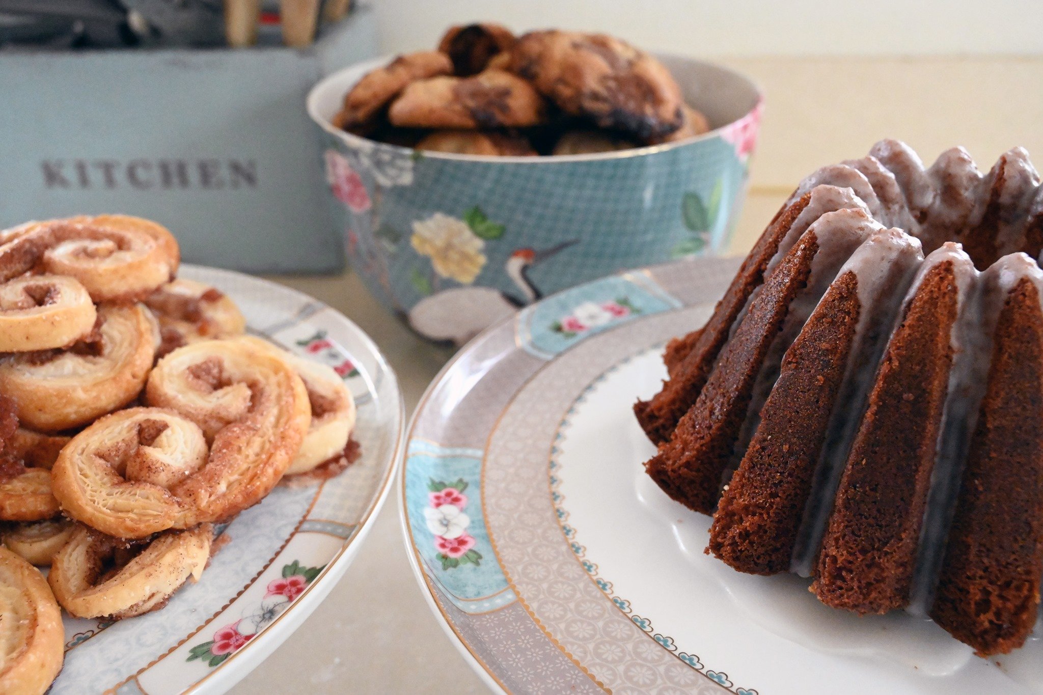 שבלולי קינמון, עוגיות ועוגת שוקולד שמחכות להיחלק בין כולם