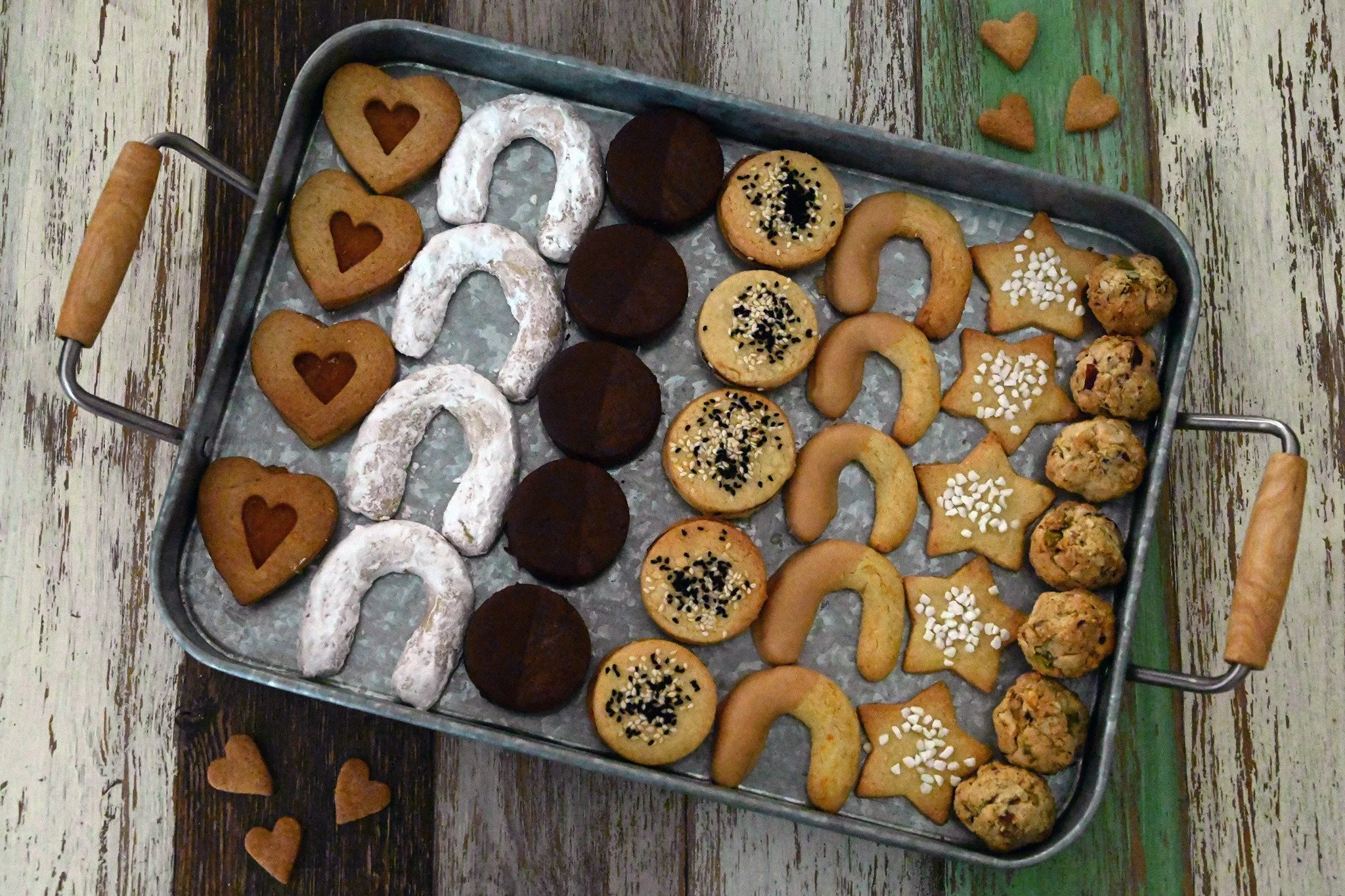 מגש עוגיות חגיגי מהמטבח הביתי: שורות של לבבות, סהרונים וכוכבים מסודרות לפני שהן נעלמות